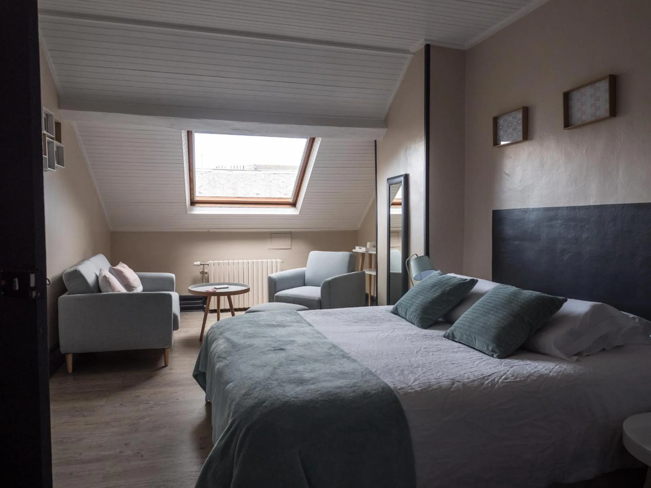 Photo of the whole room, Bed in Une maison en ville Hypercentre - Spa