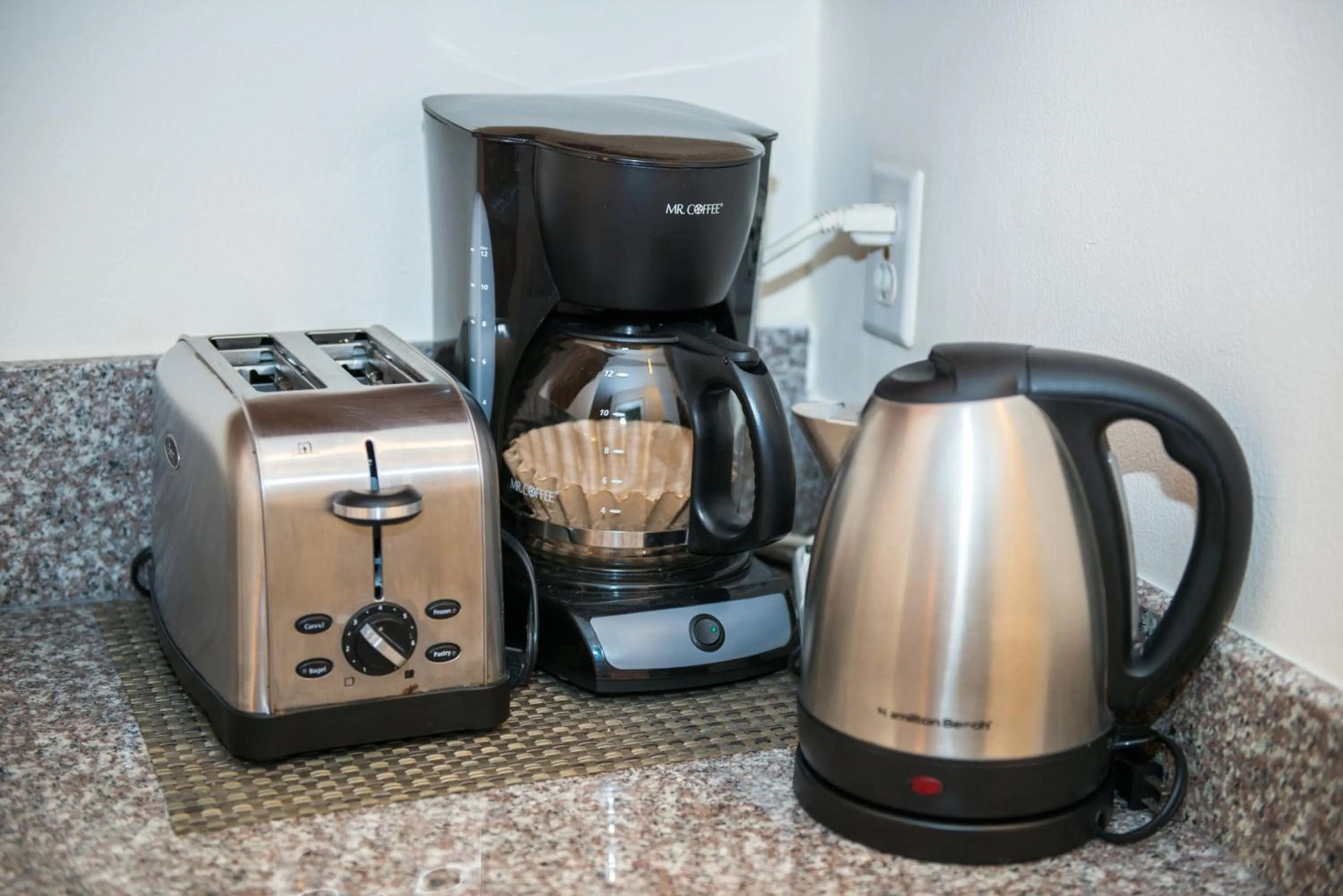 Coffee/tea facilities in Shore Haven Resort Inn