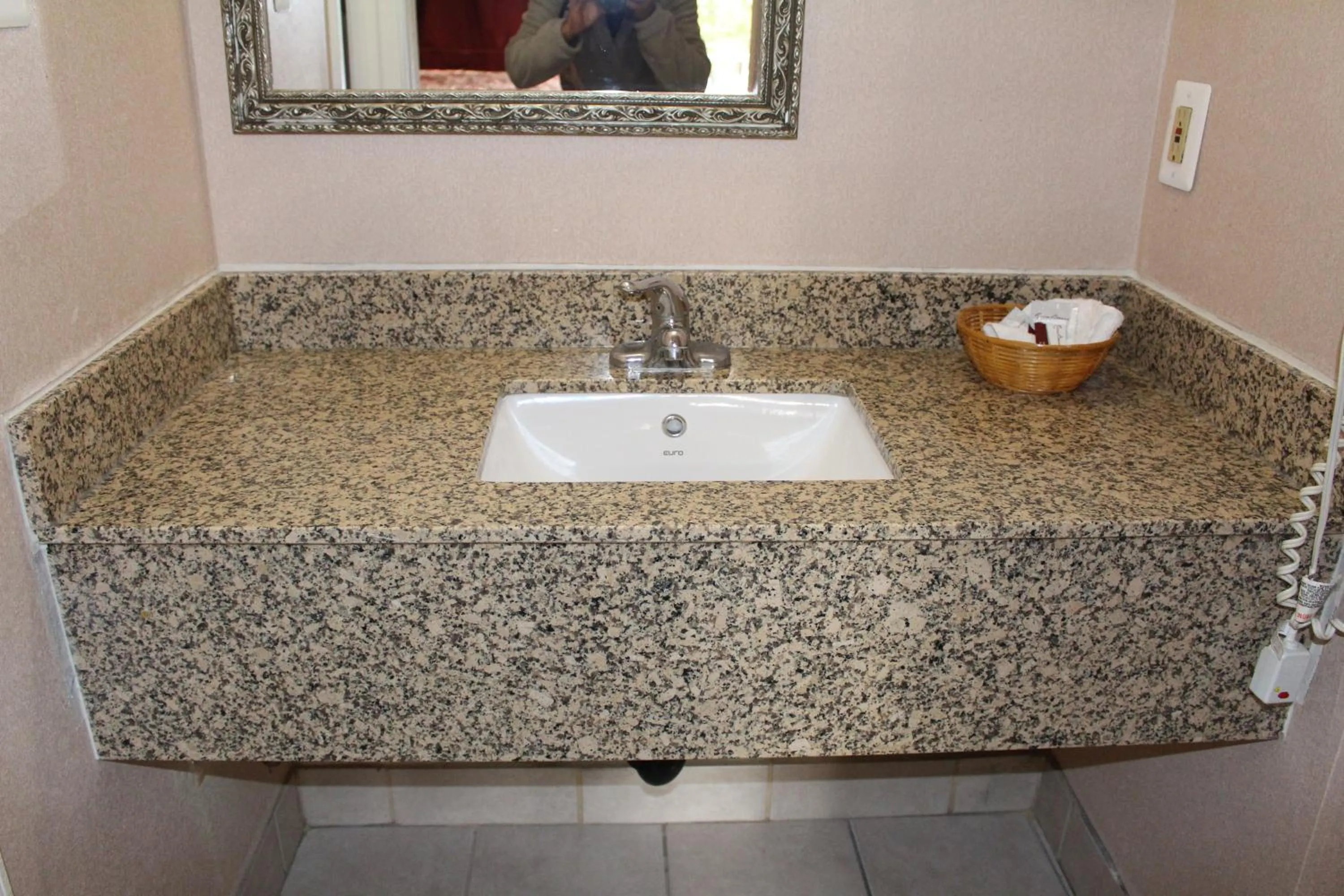 Bathroom in Highlander Motor Inn Atlantic City