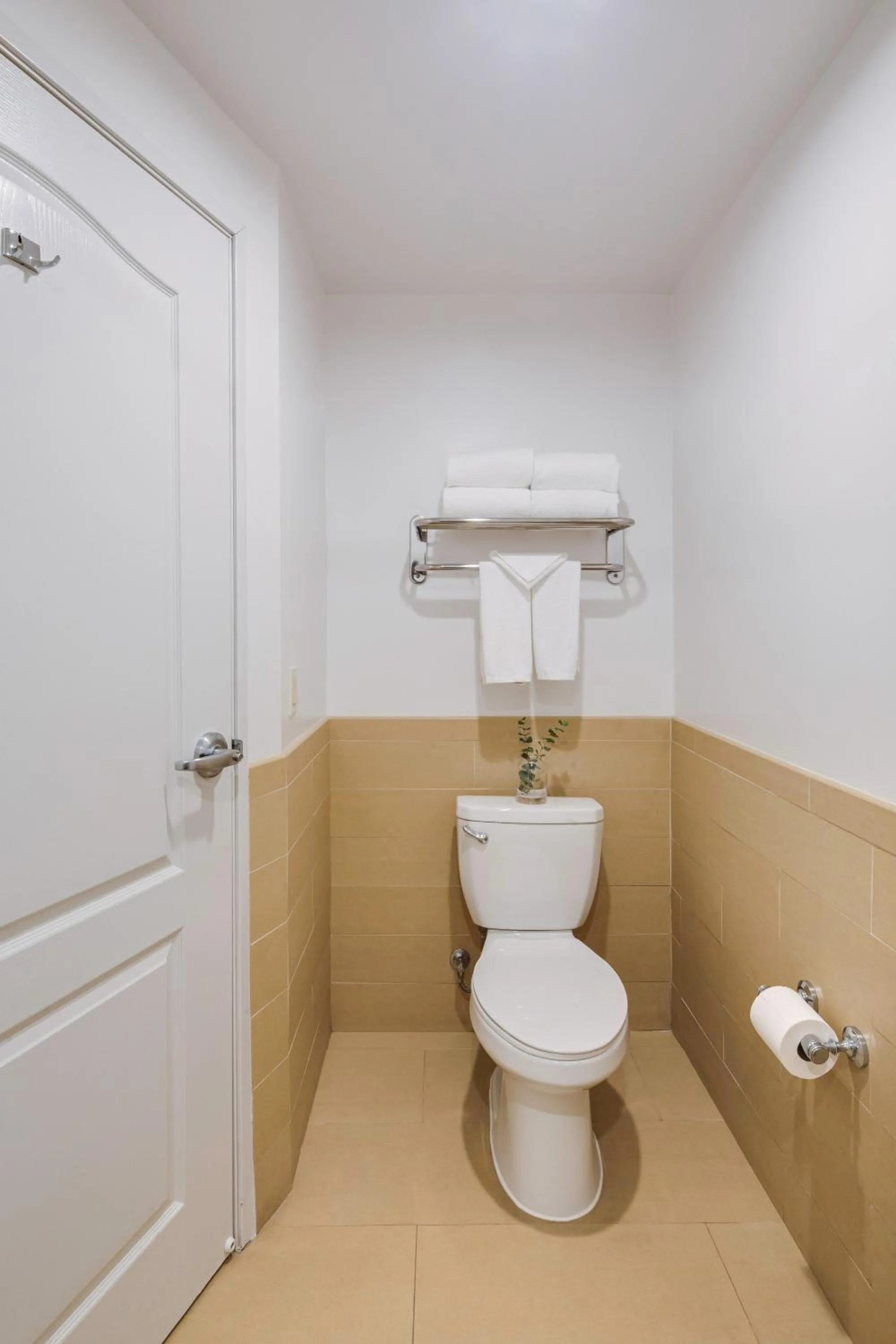 Toilet in Ayres Hotel & Spa Moreno Valley/Riverside