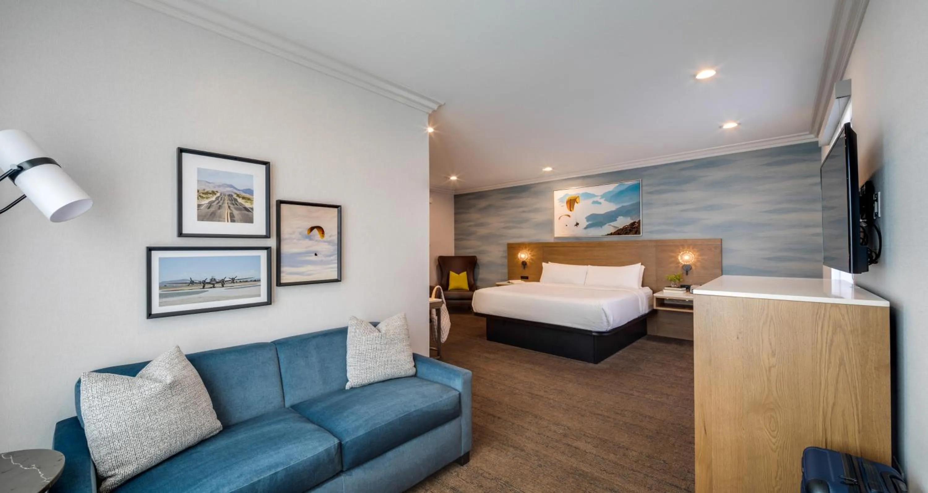 Seating area, Bed in Ayres Hotel & Spa Moreno Valley/Riverside