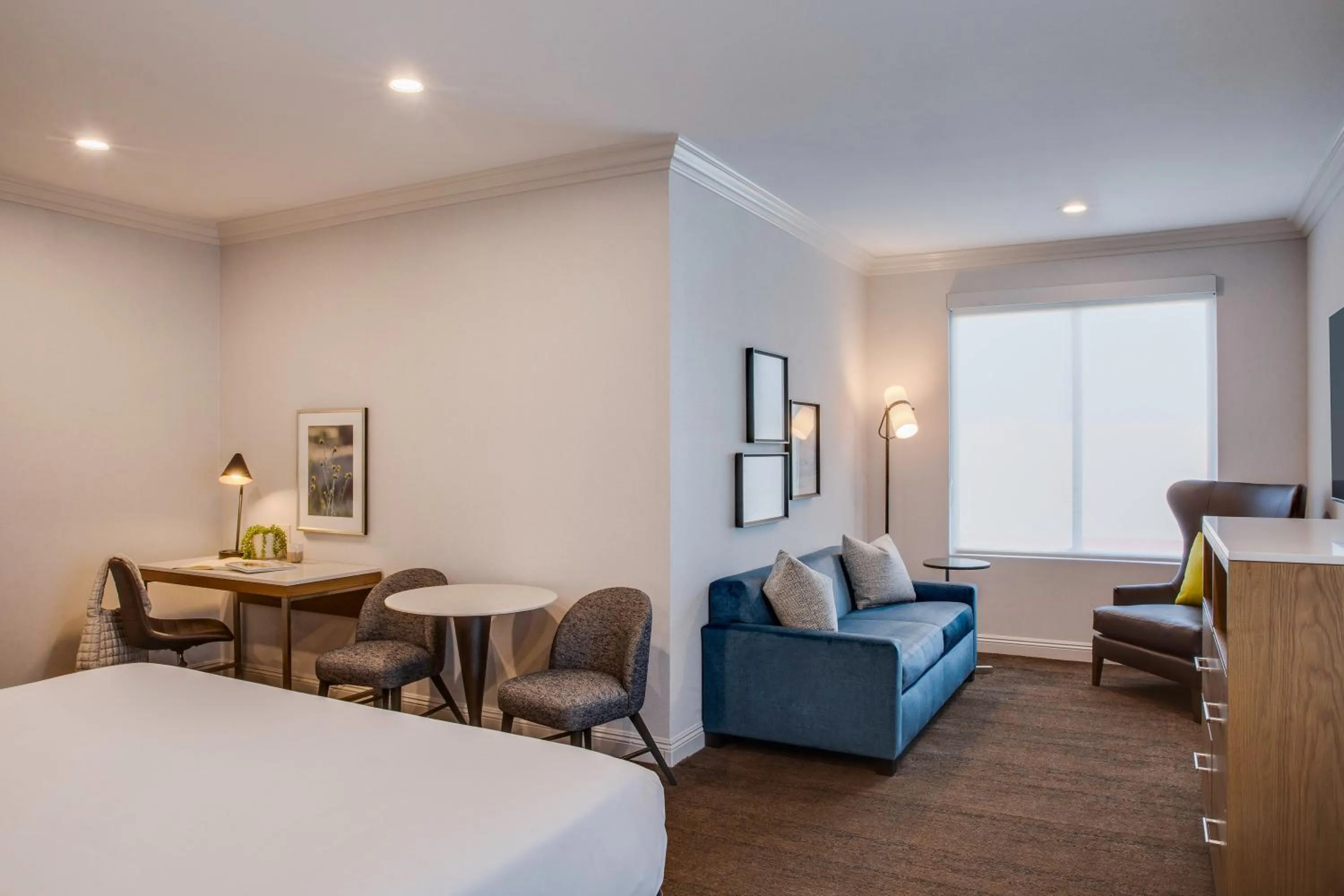 Seating area, Bed in Ayres Hotel & Spa Moreno Valley/Riverside