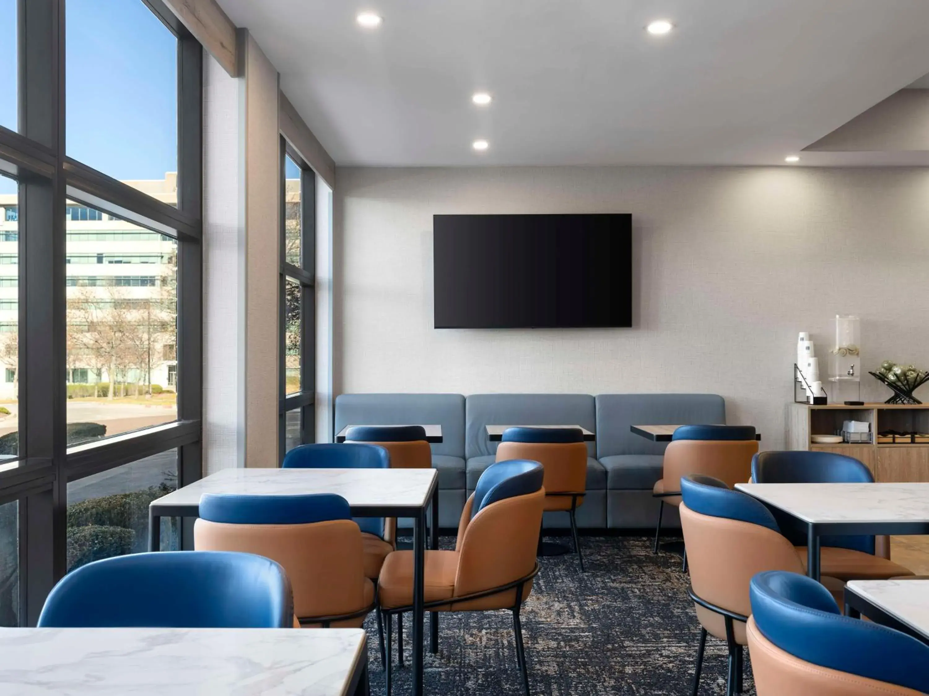 Lounge or bar in Hyatt Place Kansas City/Overland Park/Metcalf Lounge or bar in Hyatt Place Kansas City/Overland Park/Metcalf