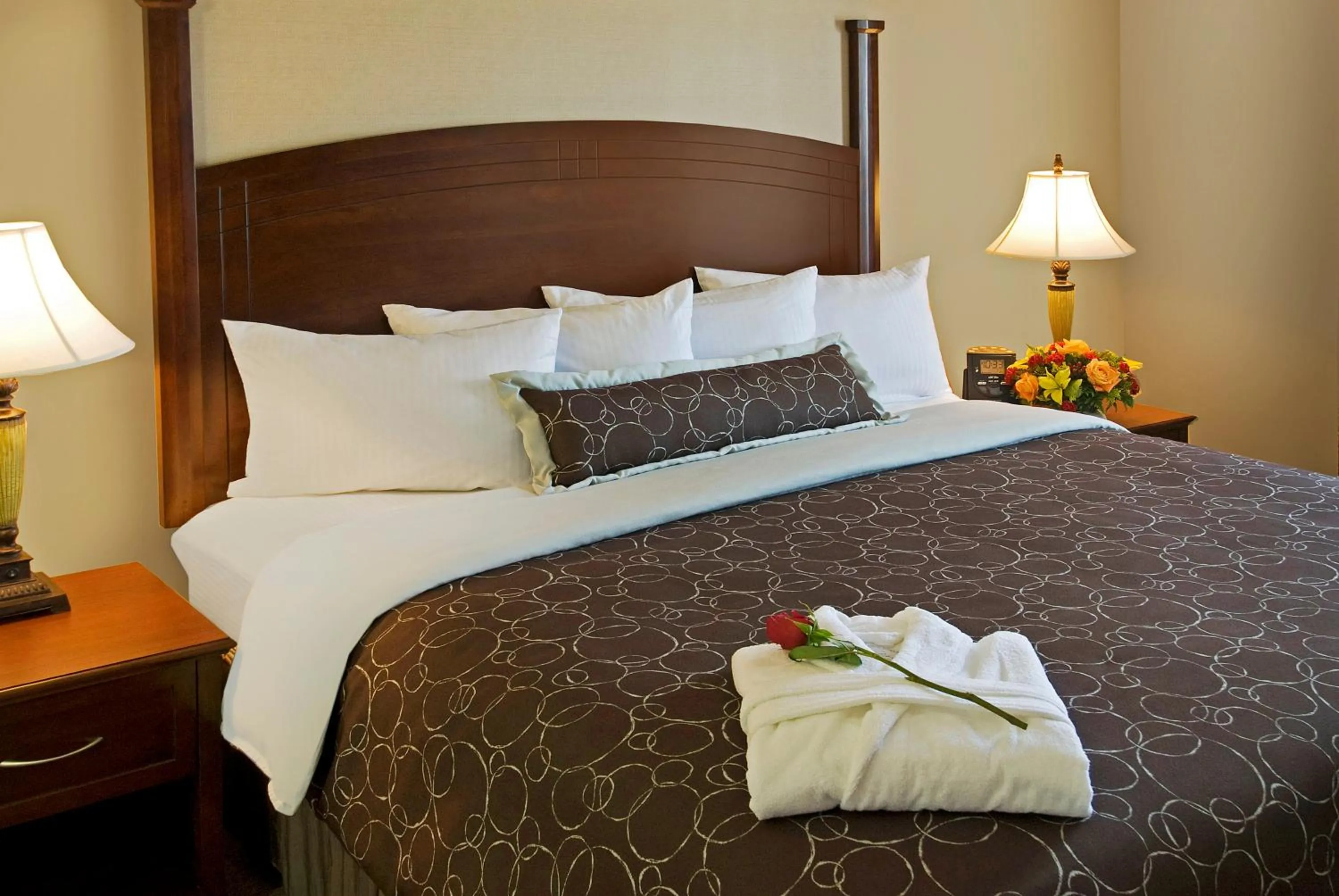 Photo of the whole room, Bed in Staybridge Suites Oakville Burlington by IHG