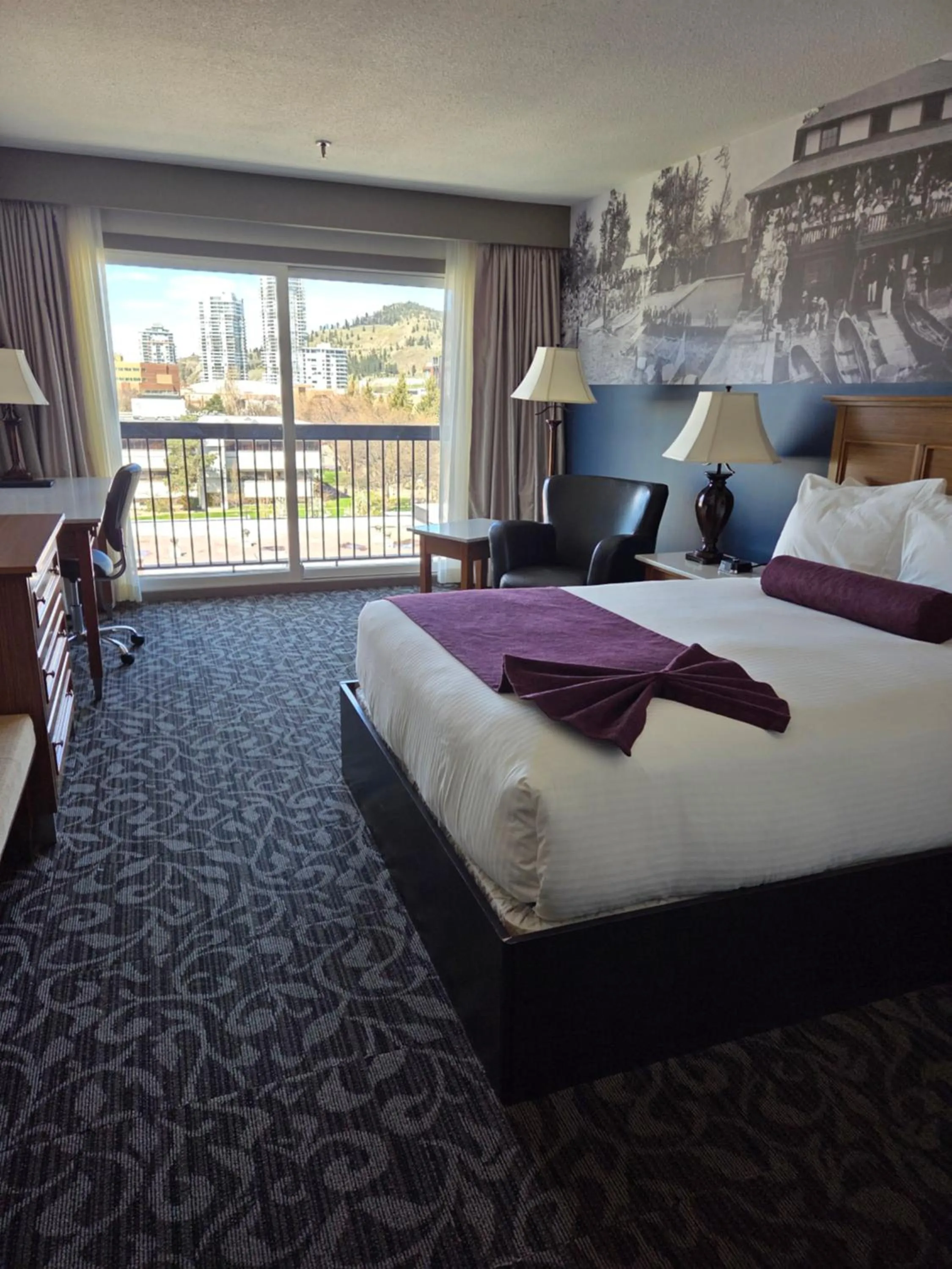 Bed in The Royal Anne Hotel