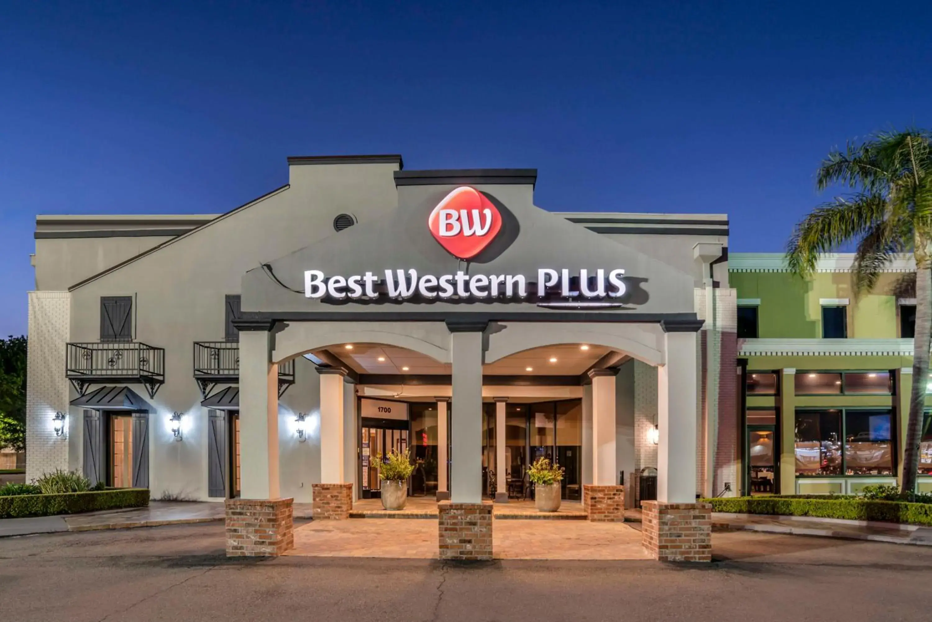 Property building in Best Western Plus Westbank Property building in Best Western Plus Westbank