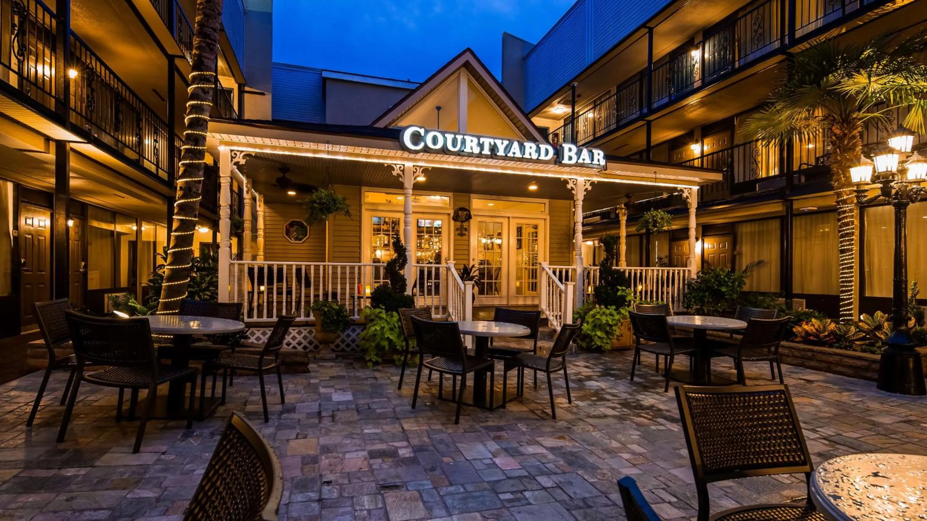 Lounge or bar in Best Western Plus Westbank