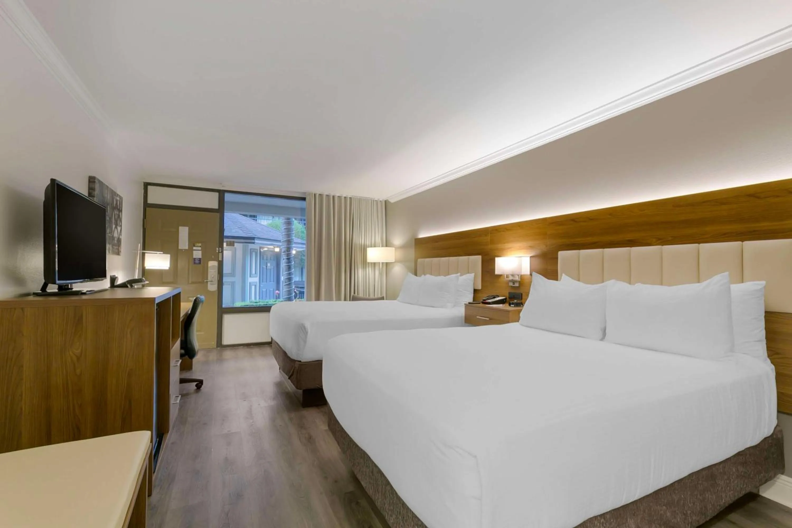 Bedroom, Bed in Best Western Plus Westbank