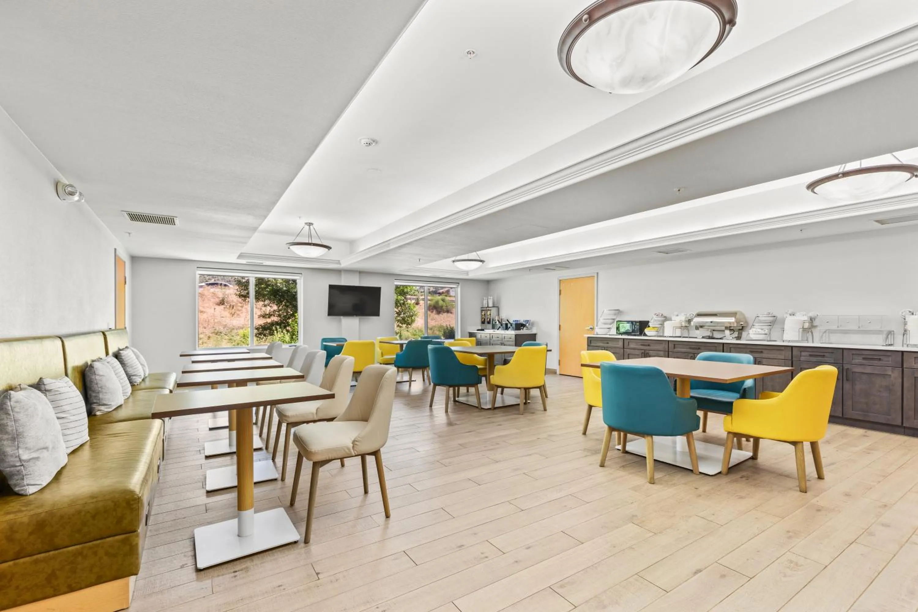 Breakfast in Comfort Inn & Suites Glenwood Springs On The River