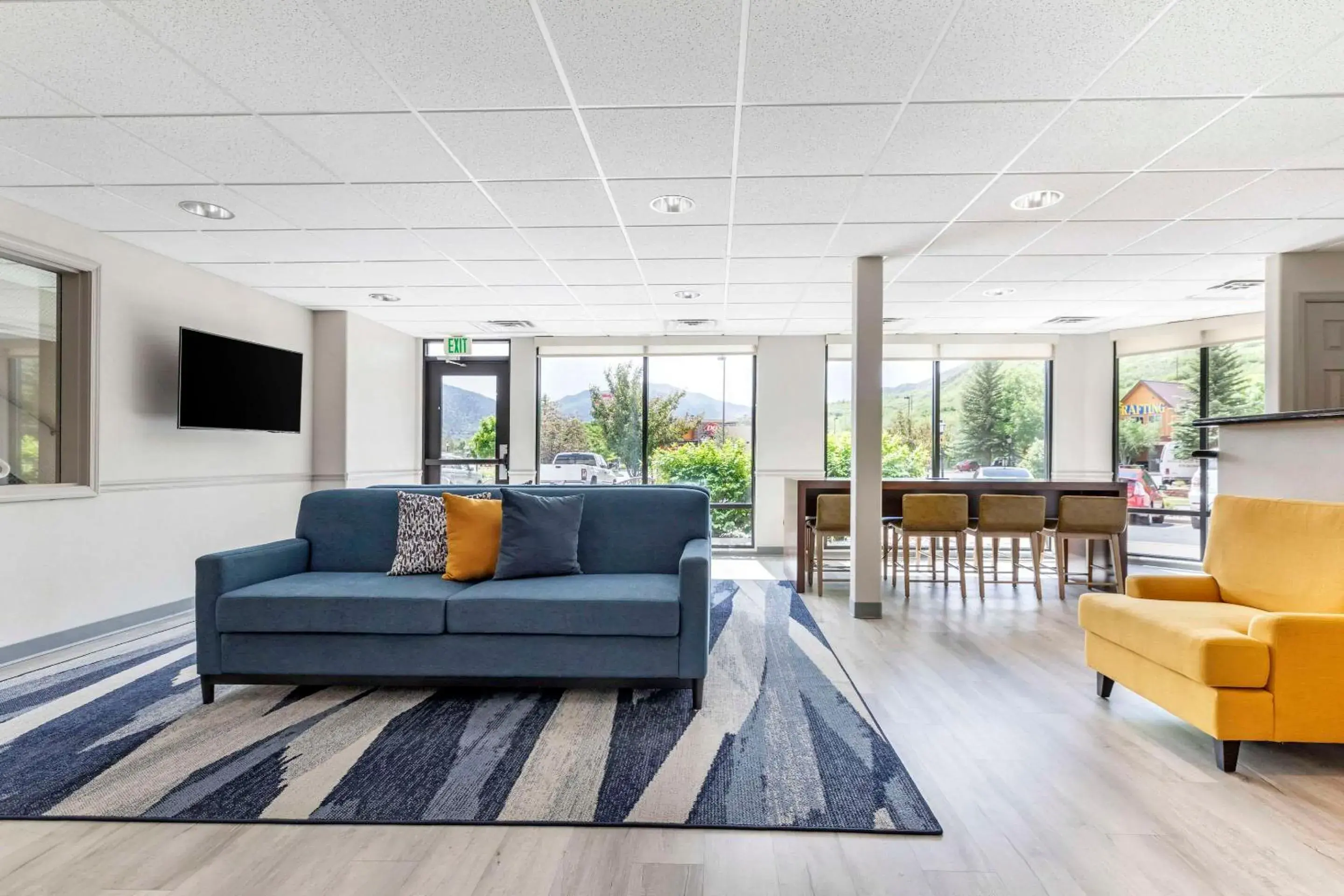 Breakfast in Comfort Inn & Suites Glenwood Springs On The River Breakfast in Comfort Inn & Suites Glenwood Springs On The River