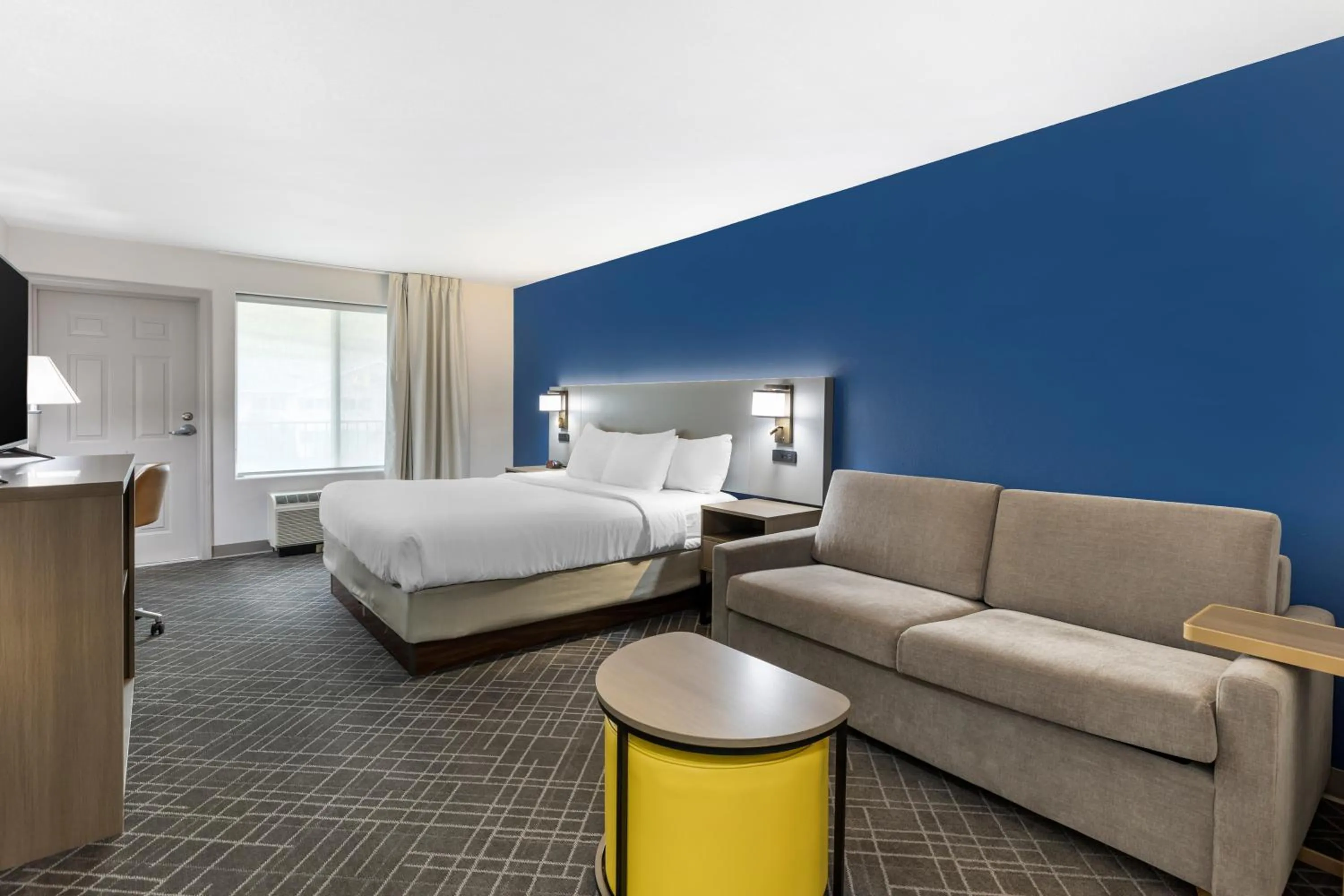 Seating area, Bed in Comfort Inn & Suites Glenwood Springs On The River