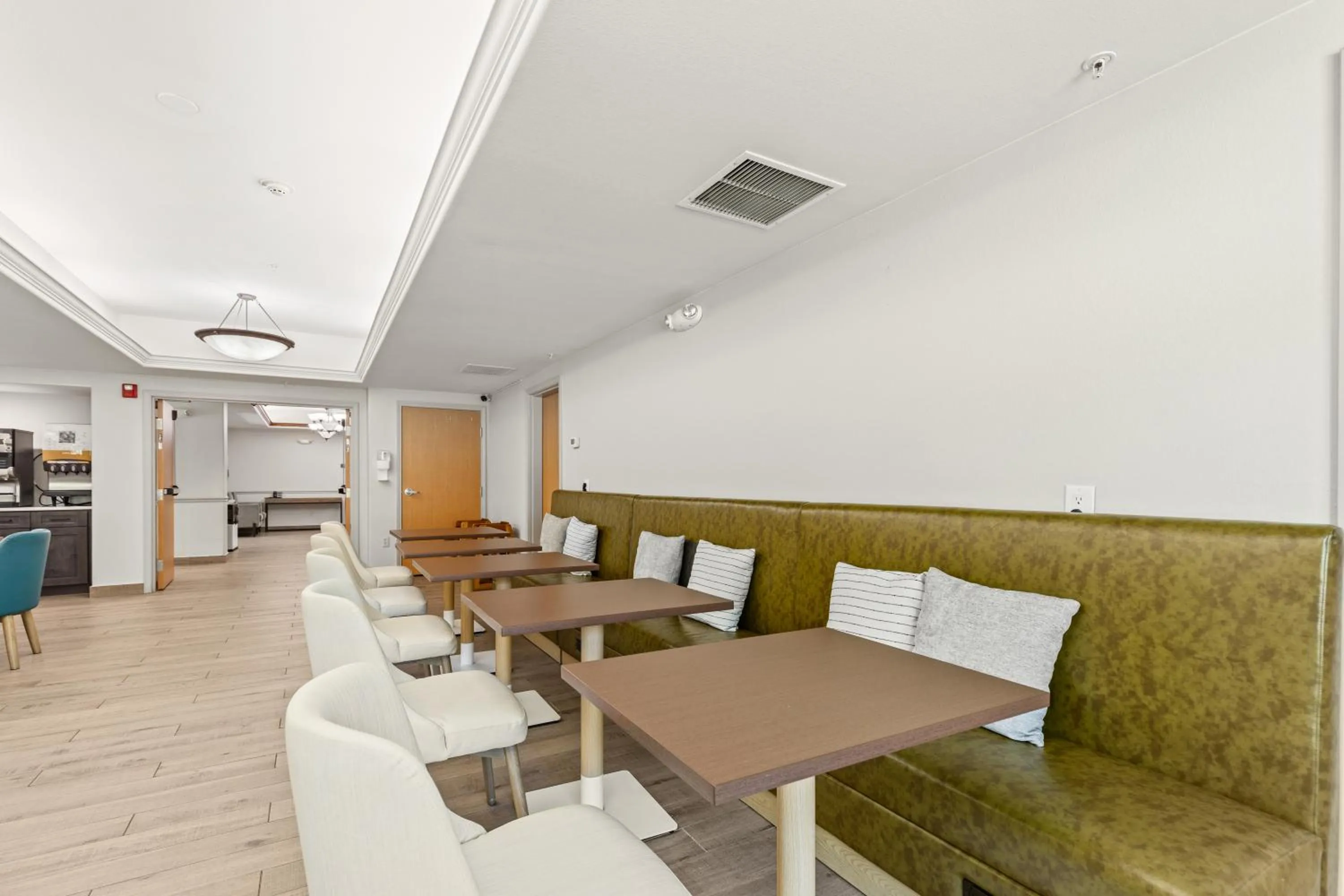 Breakfast in Comfort Inn & Suites Glenwood Springs On The River