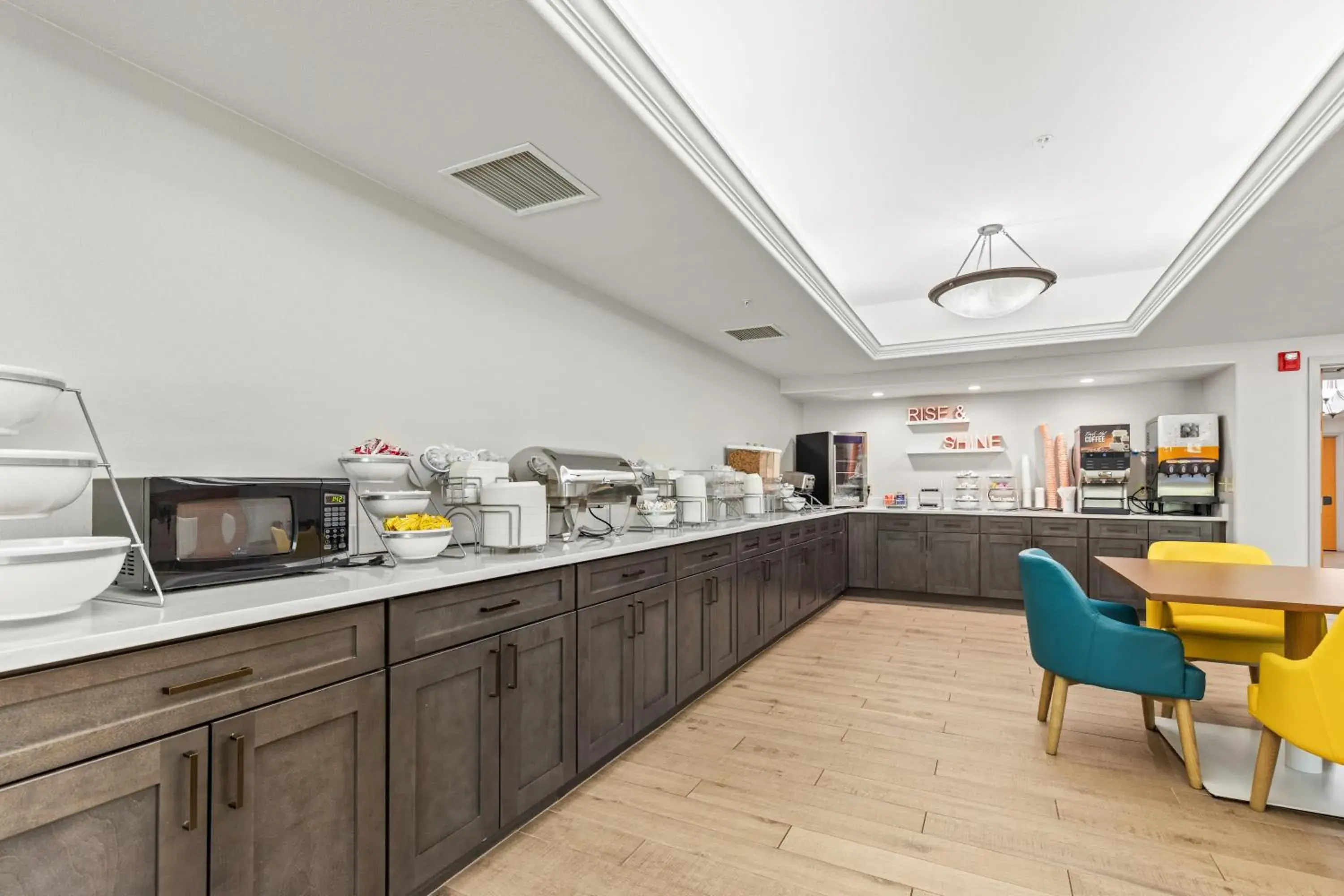 Breakfast in Comfort Inn & Suites Glenwood Springs On The River Breakfast in Comfort Inn & Suites Glenwood Springs On The River