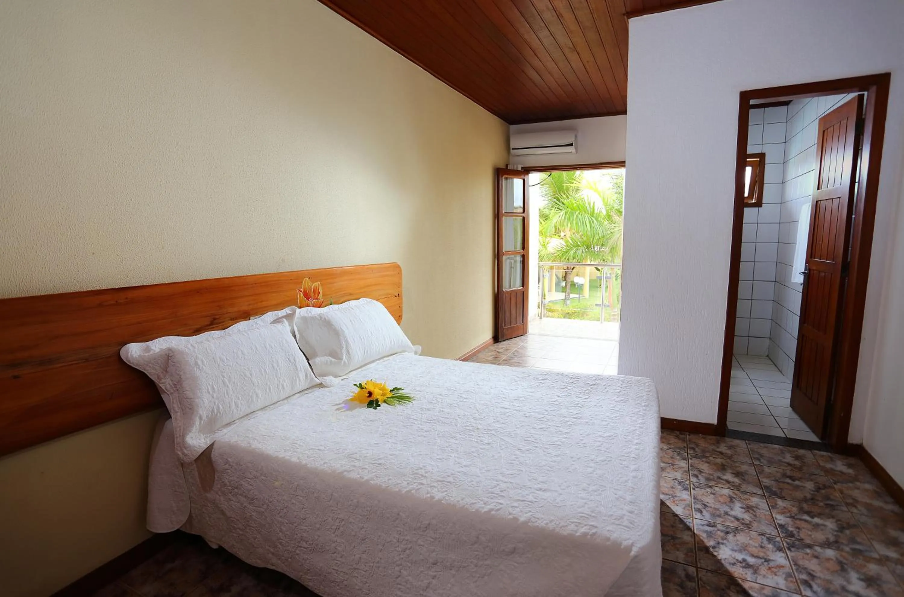Bed in Benko´s Praia Hotel