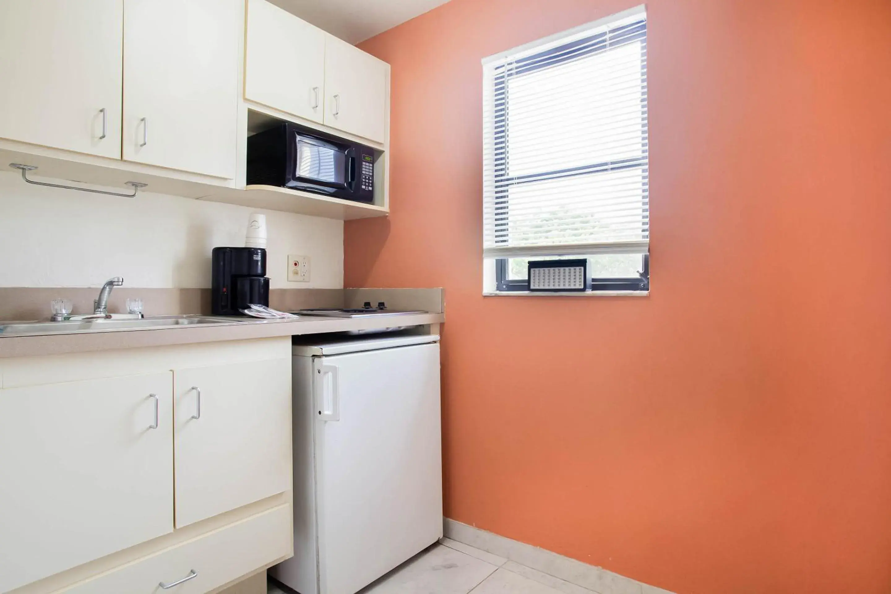 Coffee/tea facilities, Kitchen/Kitchenette in OYO Waterfront Hotel- Cape Coral Fort Myers, FL