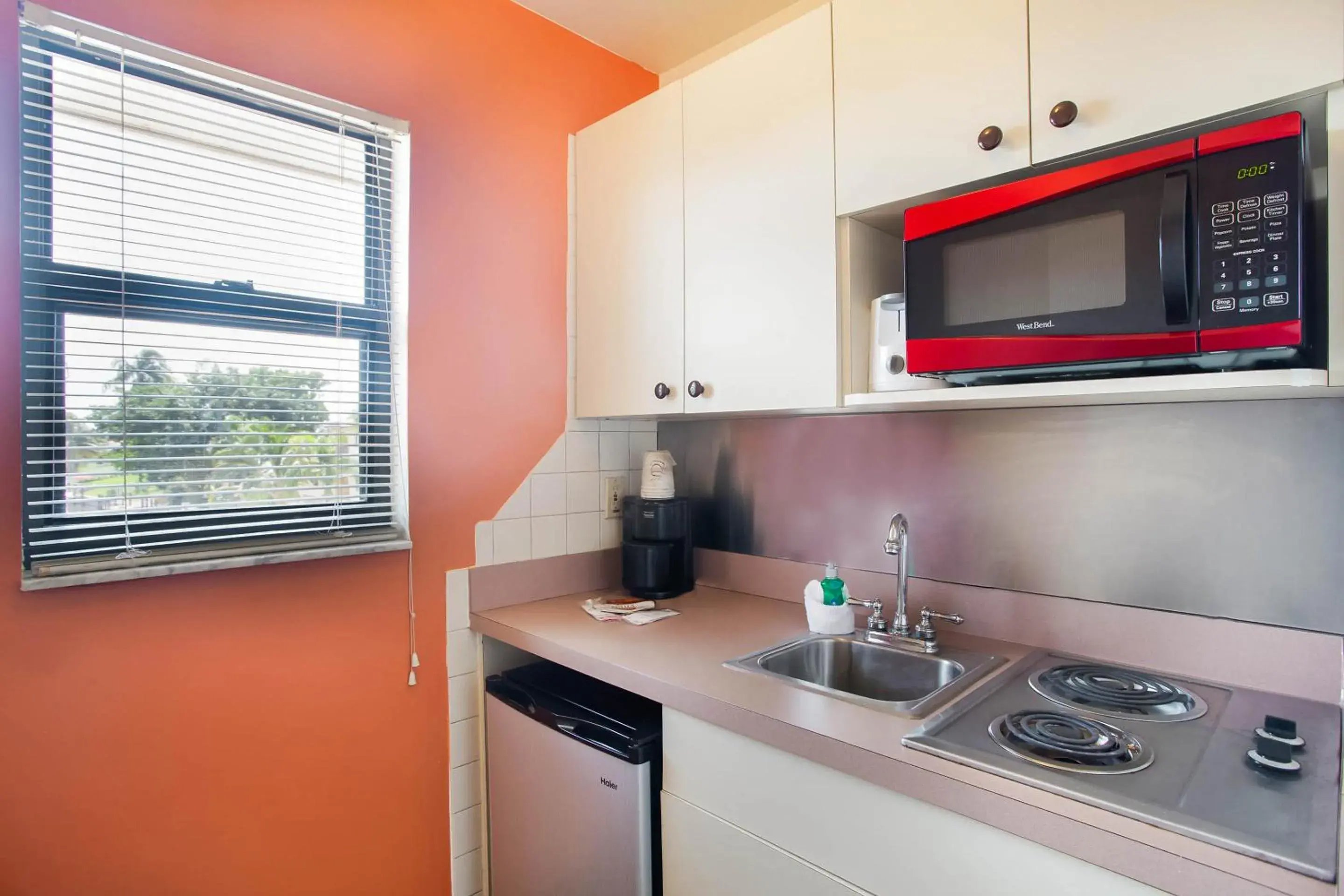 Coffee/tea facilities, Kitchen/Kitchenette in OYO Waterfront Hotel- Cape Coral Fort Myers, FL