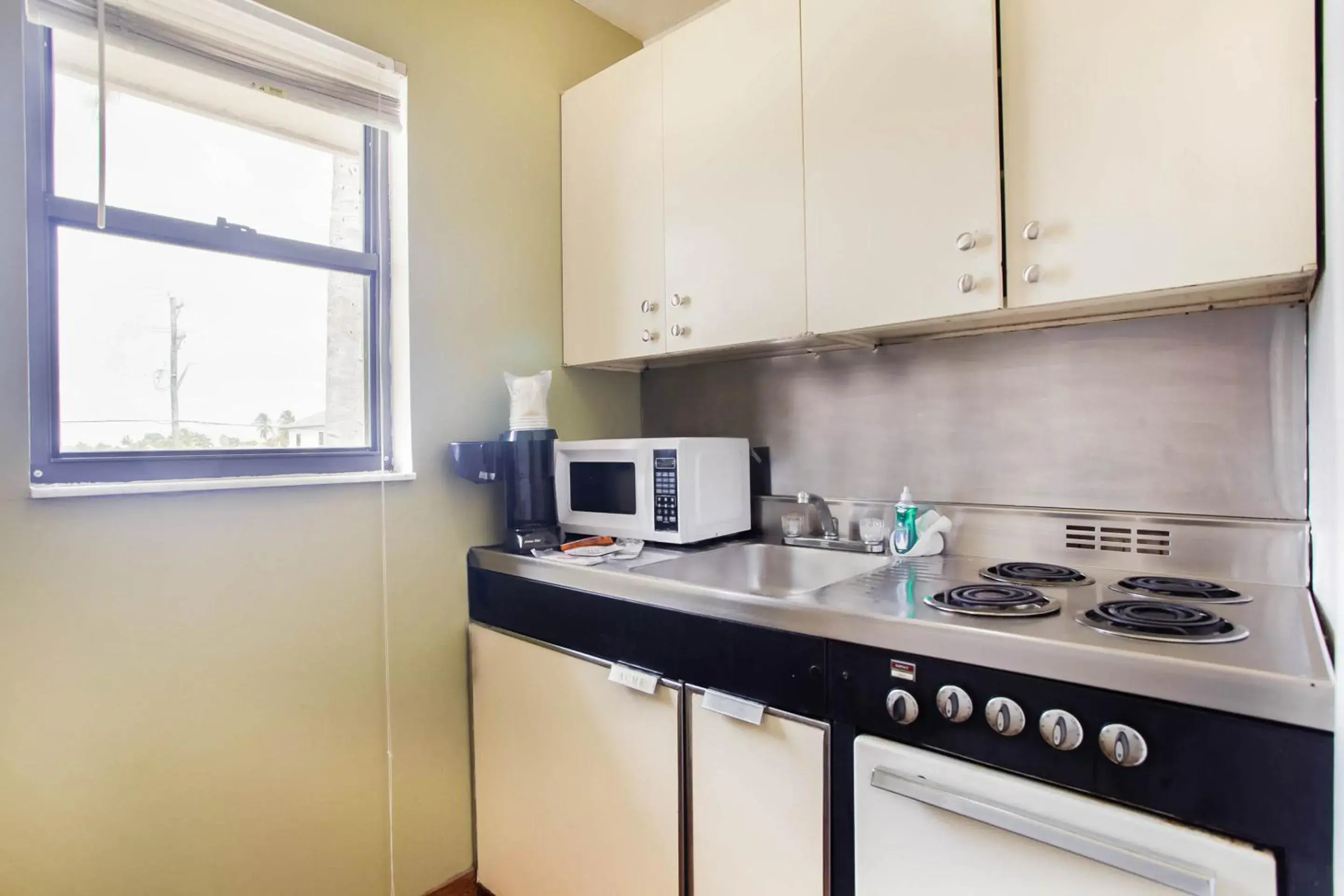 Kitchen or kitchenette, Kitchen/Kitchenette in OYO Waterfront Hotel- Cape Coral Fort Myers, FL