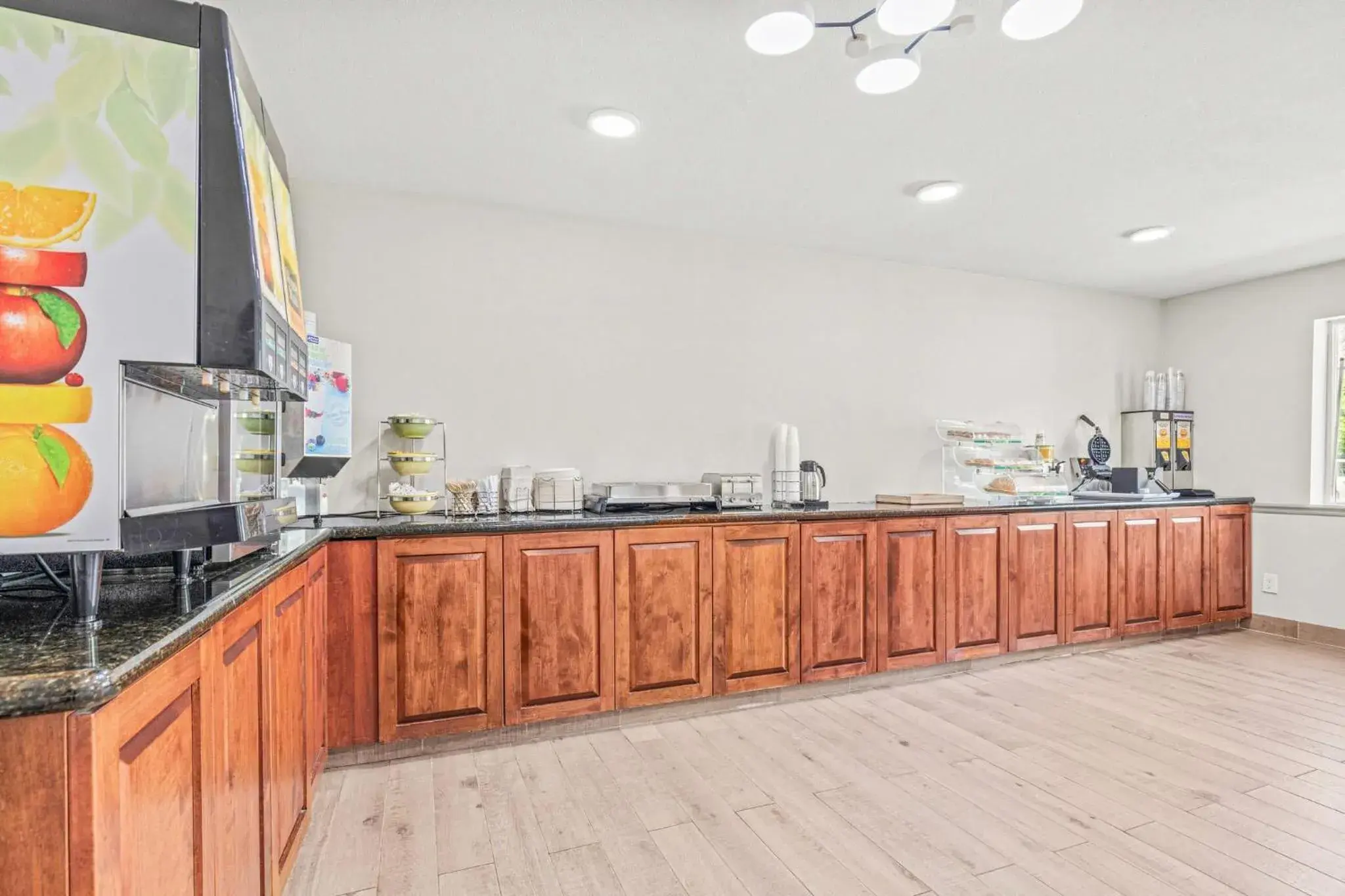 Breakfast in Quality Inn & Suites On The River Breakfast in Quality Inn & Suites On The River