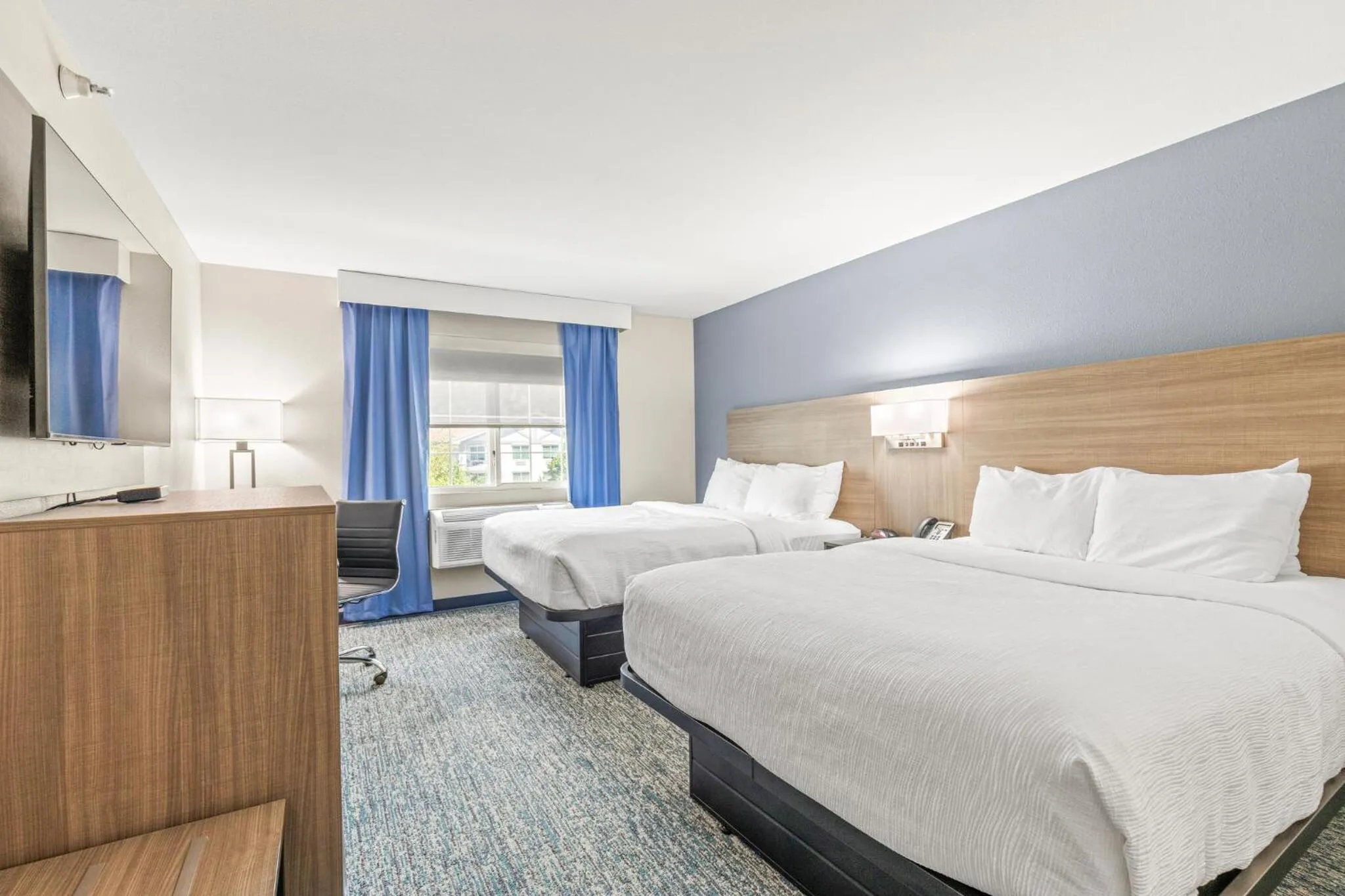 Bed in Quality Inn & Suites On The River