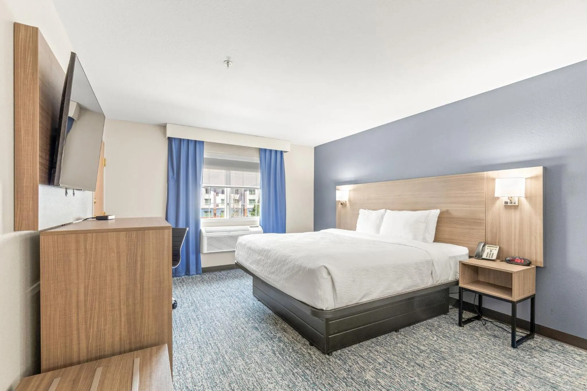 Bed in Quality Inn & Suites On The River