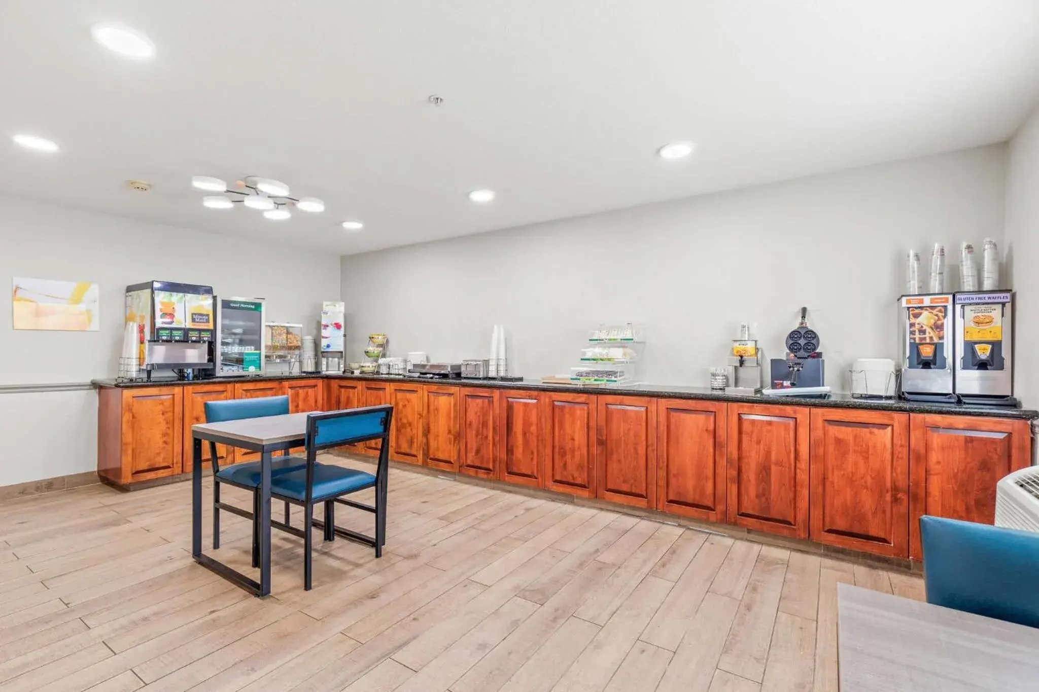 Breakfast in Quality Inn & Suites On The River Breakfast in Quality Inn & Suites On The River