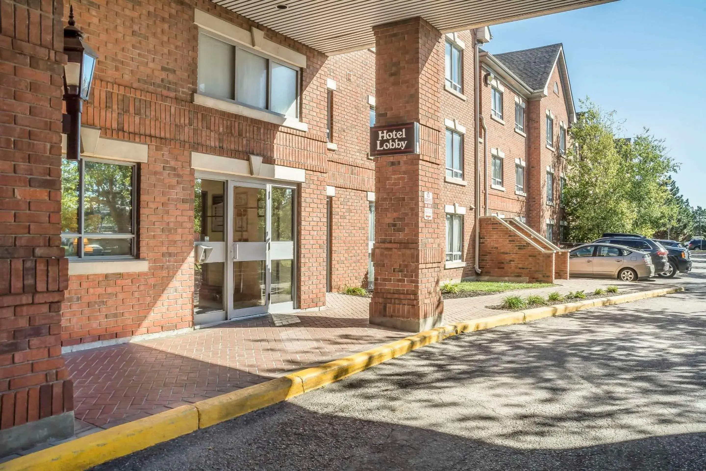 Property building in Quality Suites London Property building in Quality Suites London