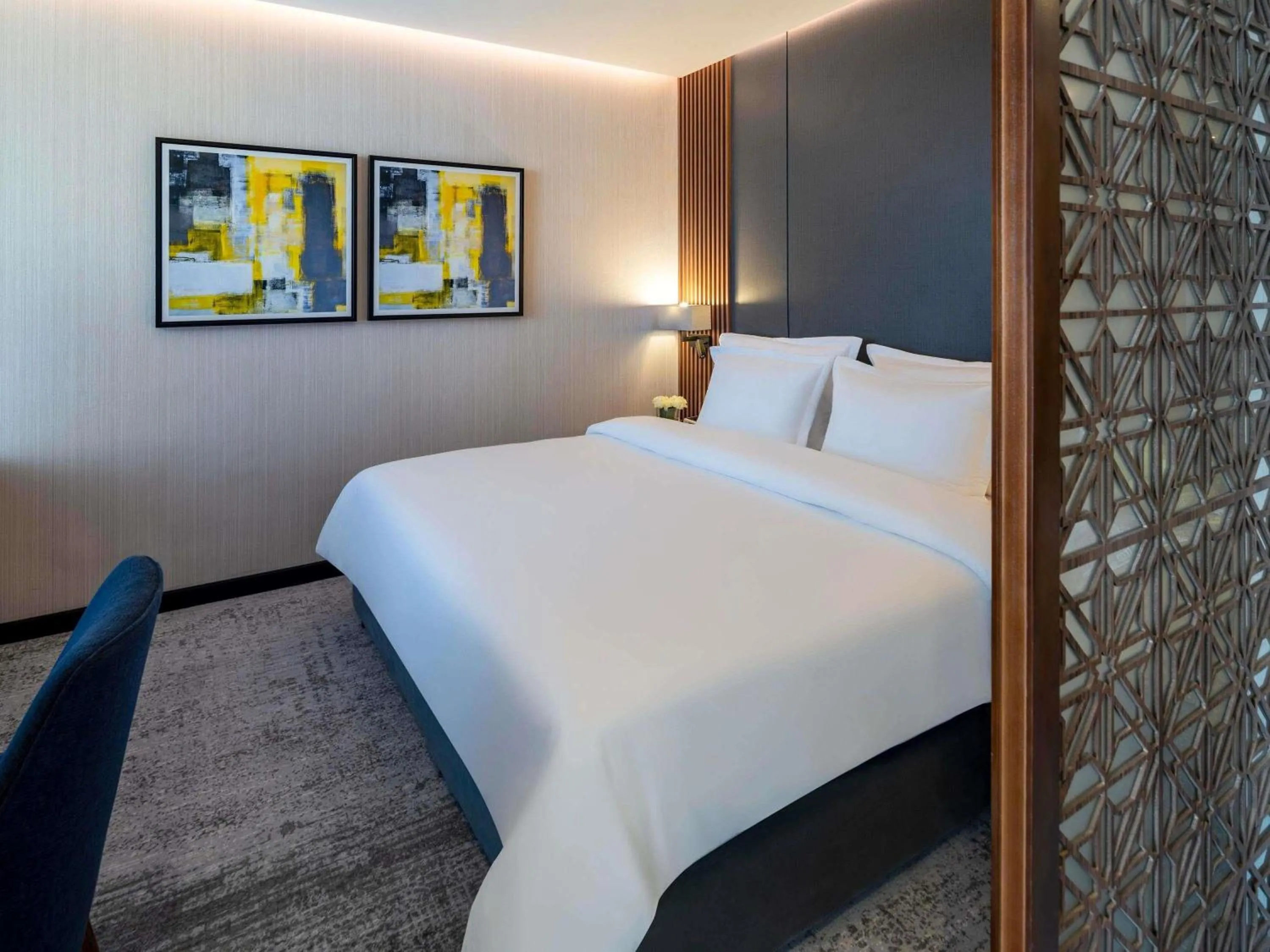 Bedroom, Bed in Anwar Al Madinah Mövenpick