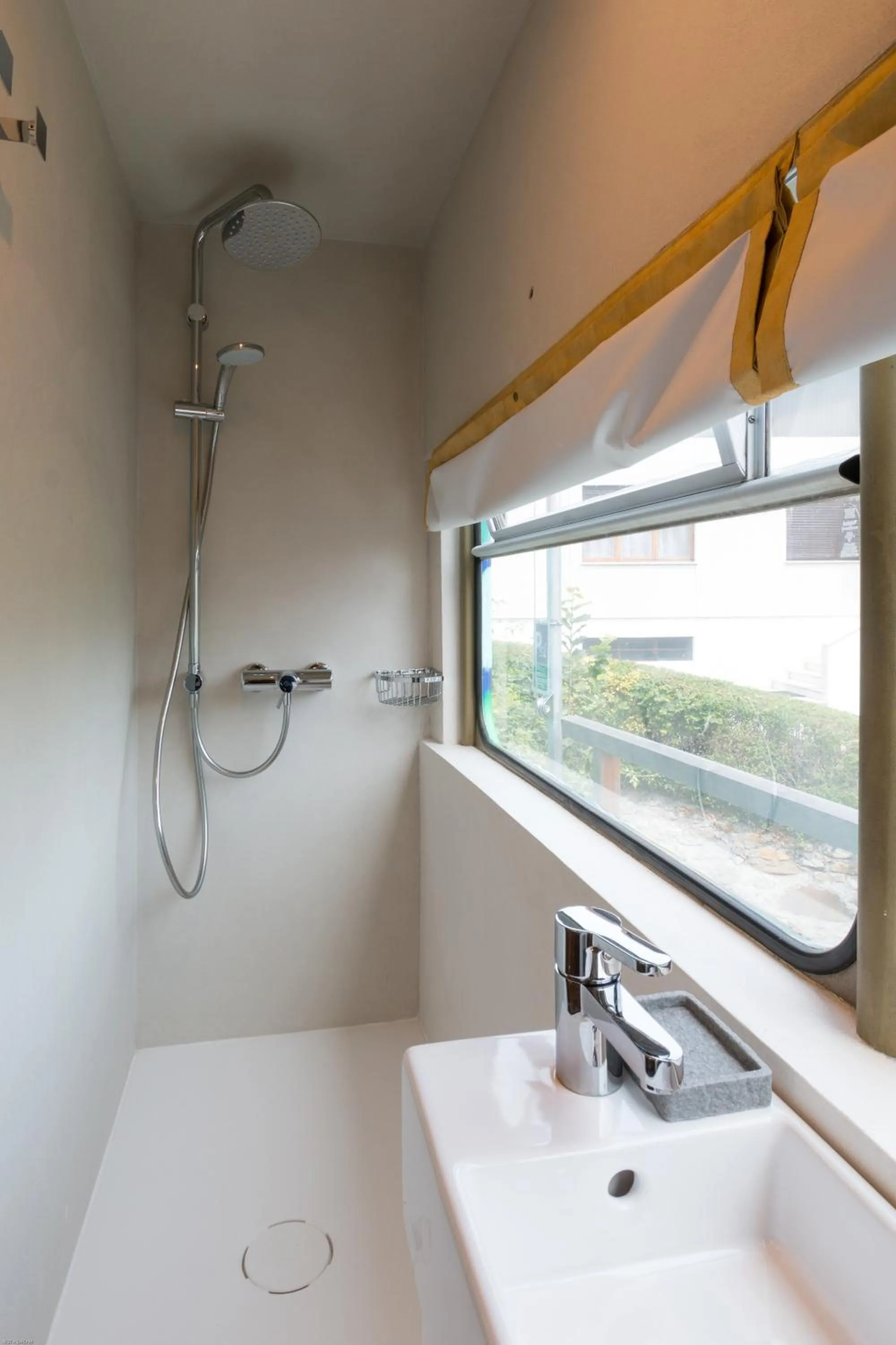 Shower in Bed In Bus