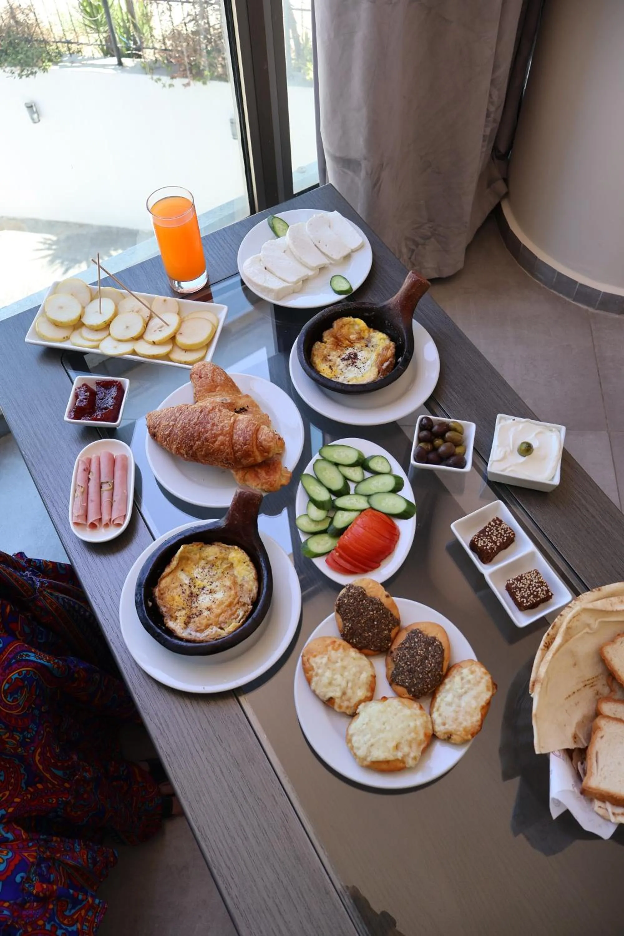 Restaurant/places to eat in Le Six Hotel And Resort
