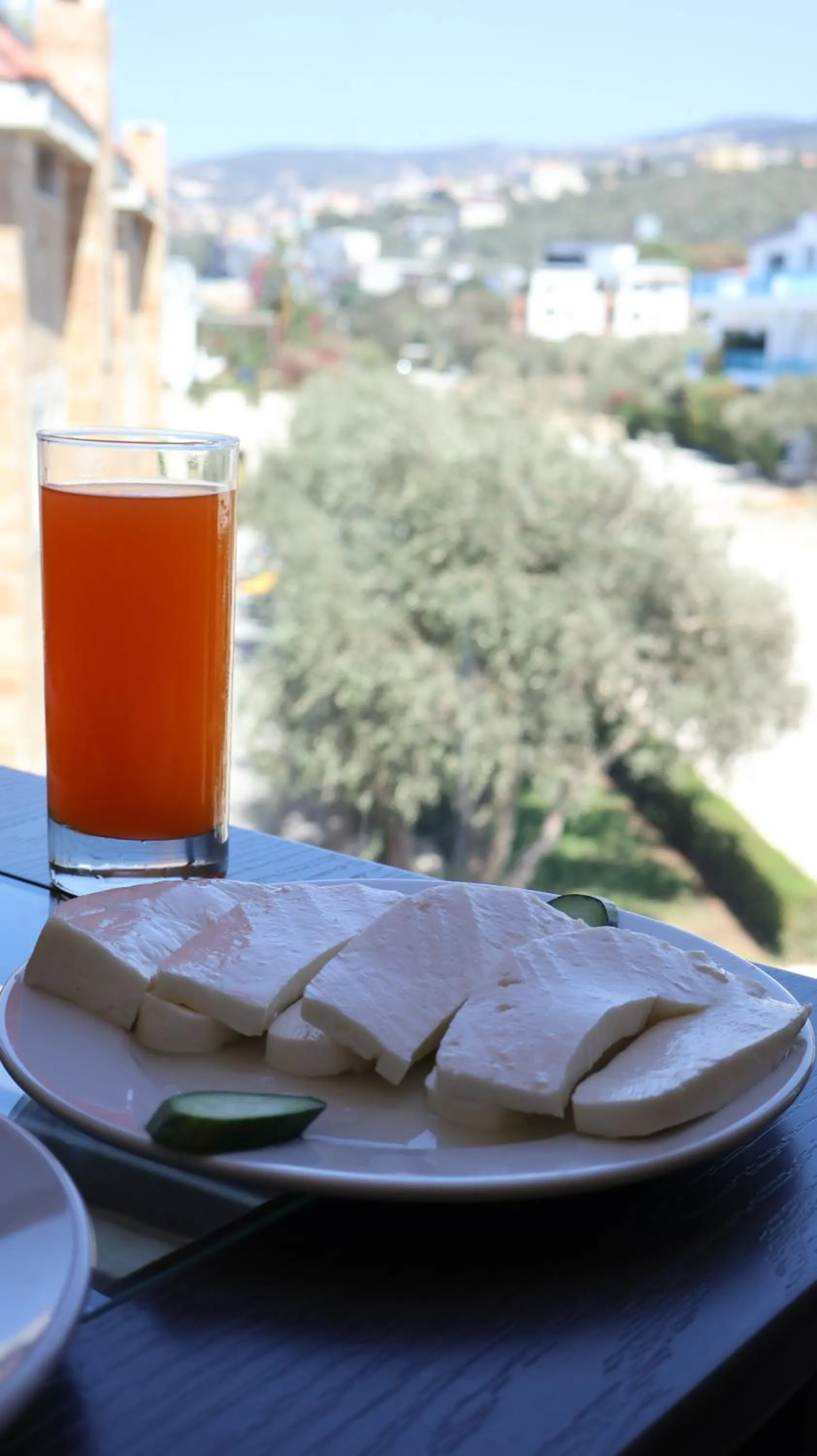 Restaurant/places to eat in Le Six Hotel And Resort