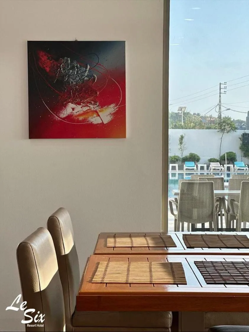 Restaurant/places to eat in Le Six Hotel And Resort