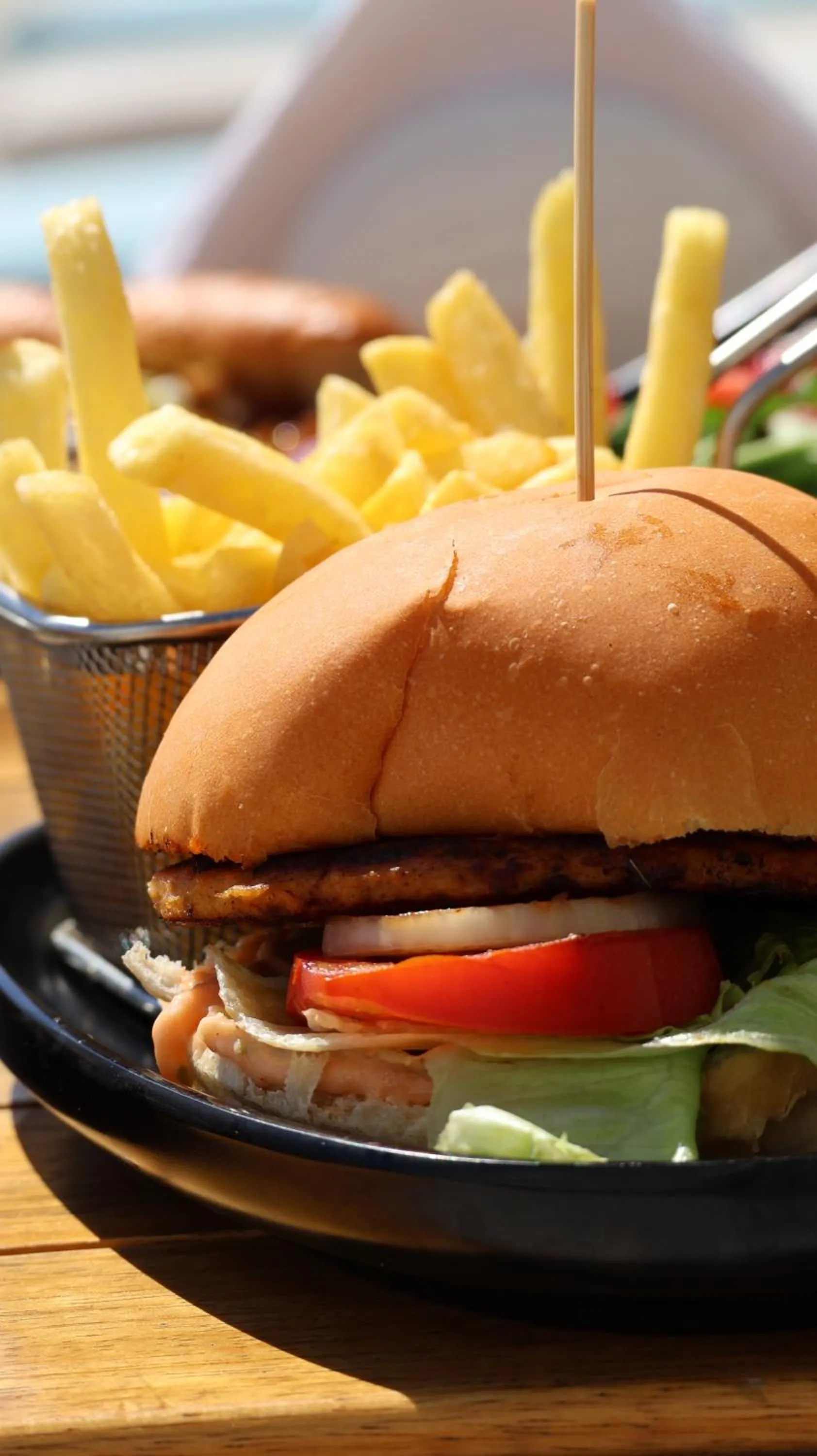 Restaurant/places to eat in Le Six Hotel And Resort