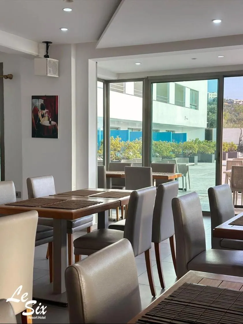 Restaurant/places to eat in Le Six Hotel And Resort