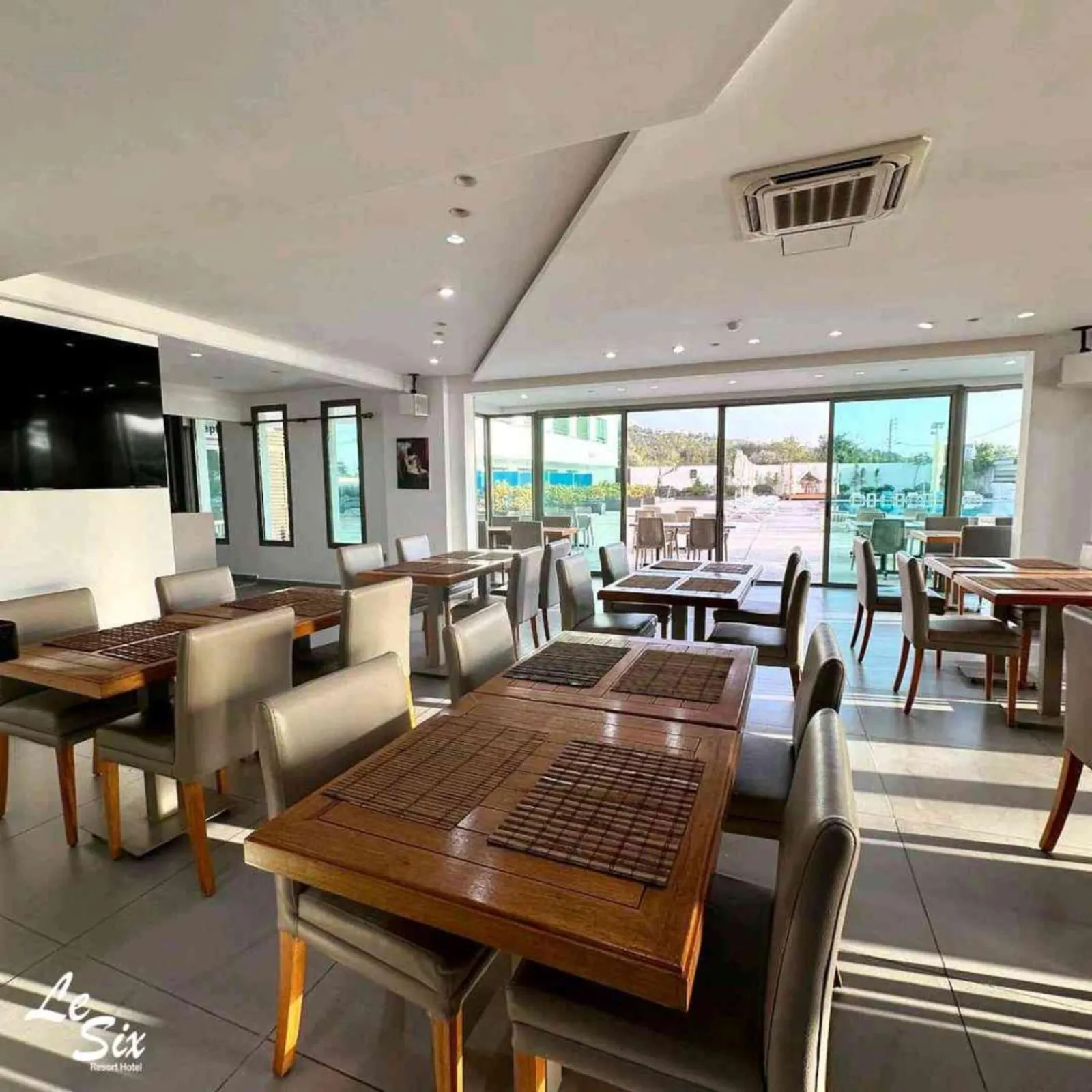 Restaurant/places to eat in Le Six Hotel And Resort