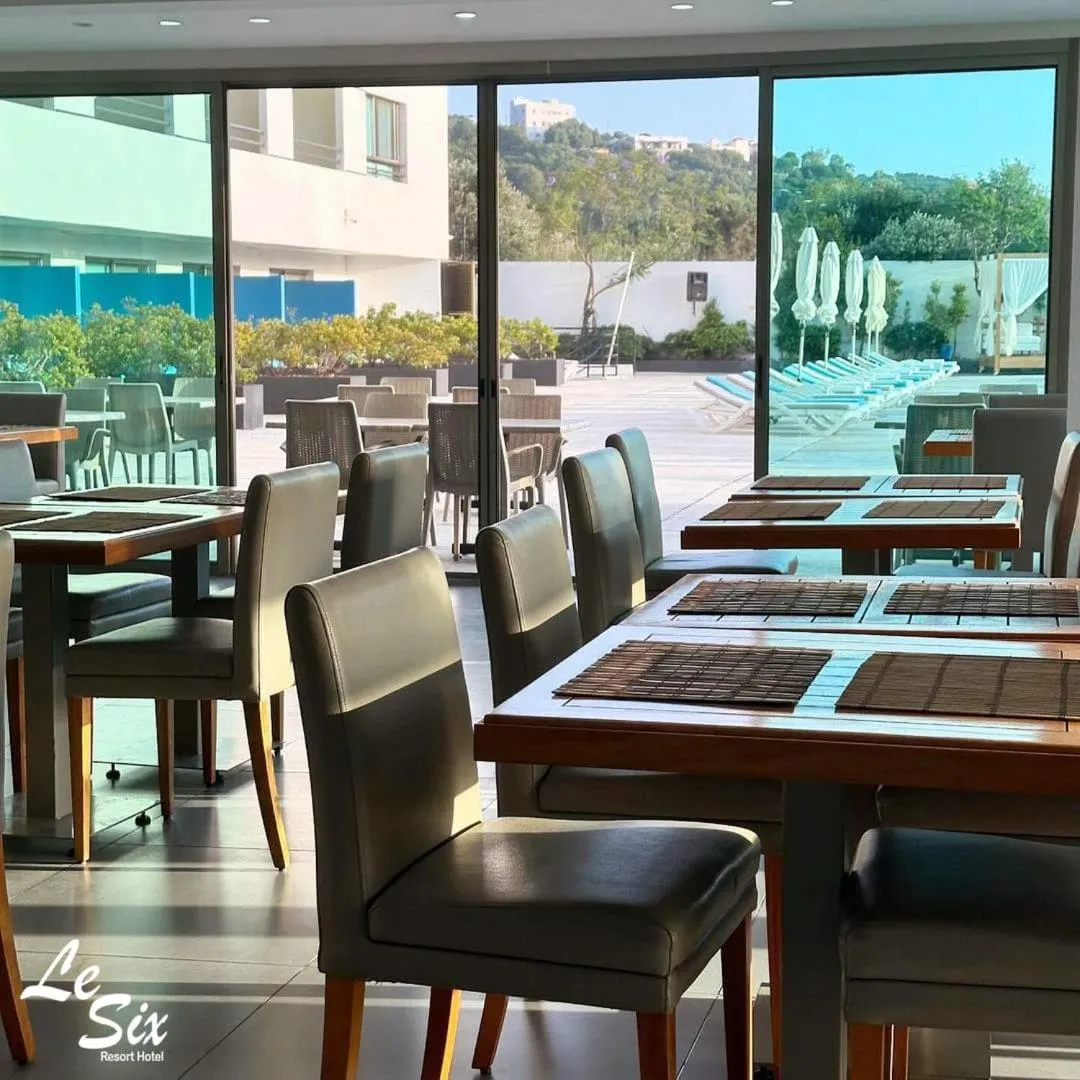 Restaurant/places to eat in Le Six Hotel And Resort