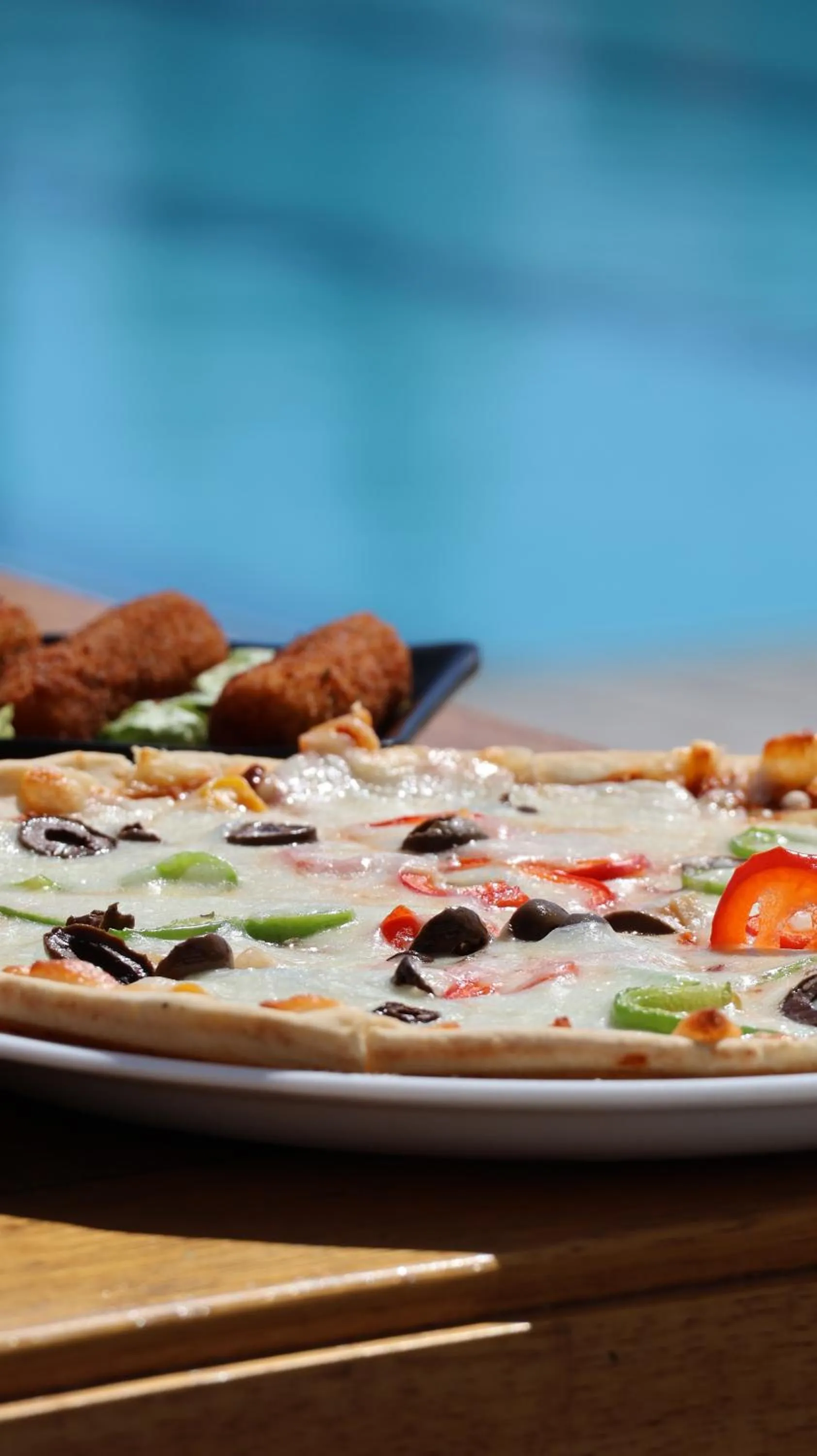 Restaurant/places to eat in Le Six Hotel And Resort