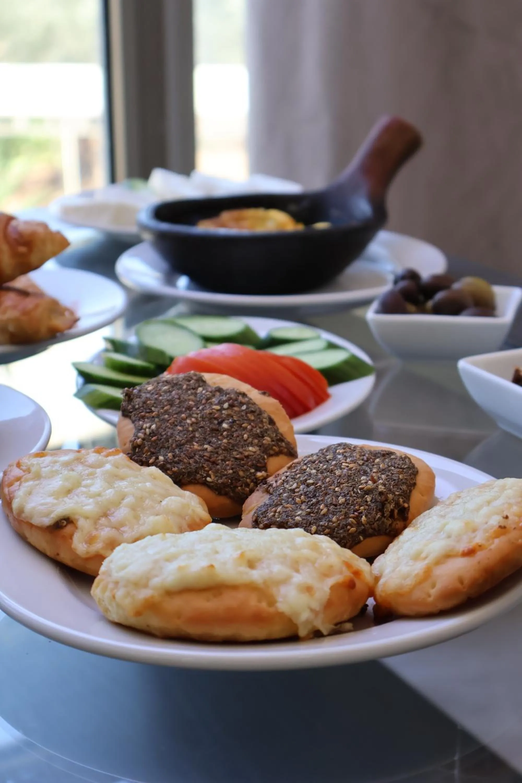 Restaurant/places to eat in Le Six Hotel And Resort