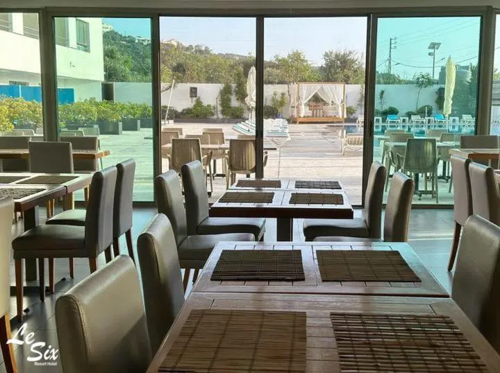 Restaurant/places to eat in Le Six Hotel And Resort