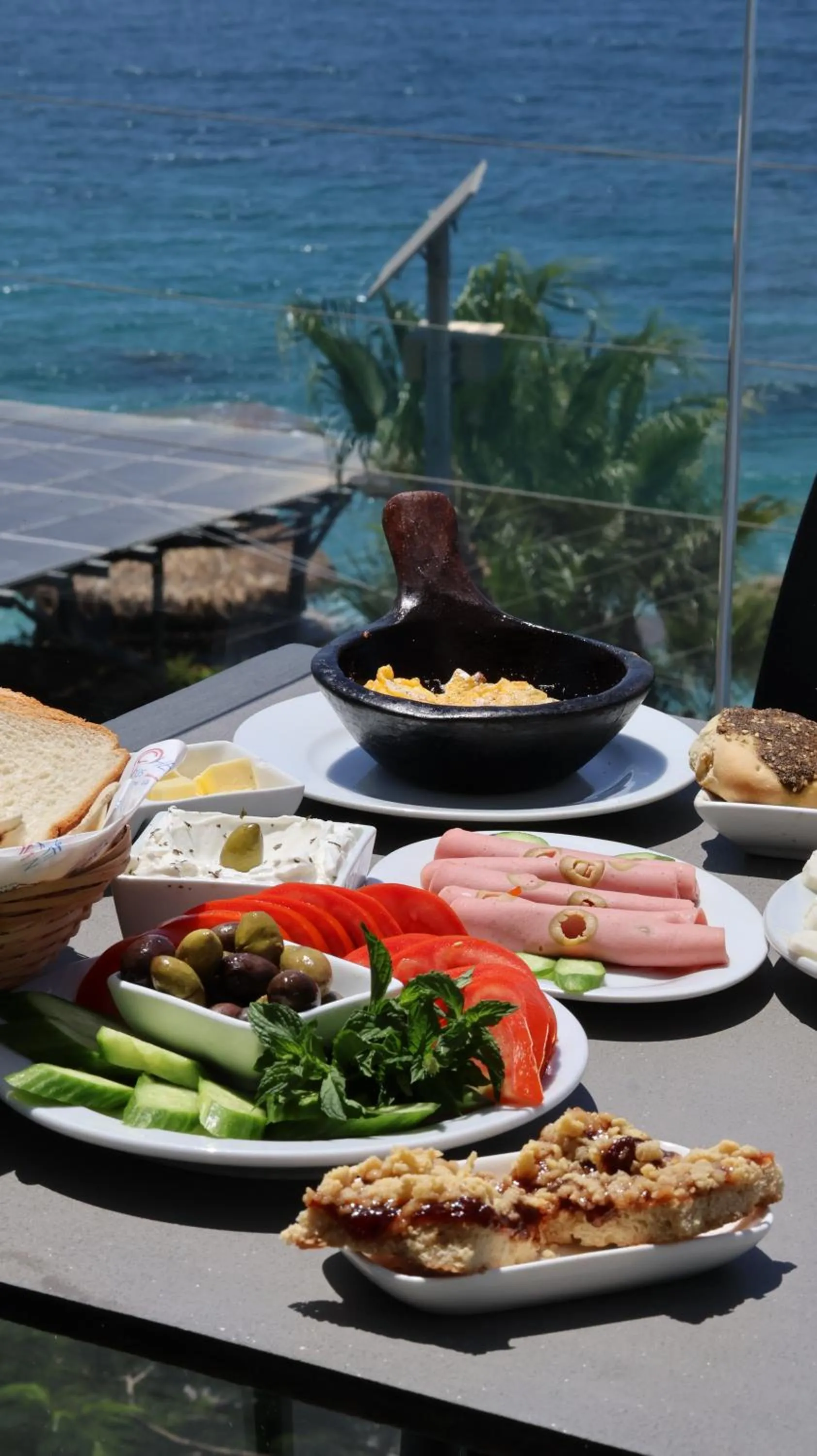 Restaurant/places to eat in Le Six Hotel And Resort
