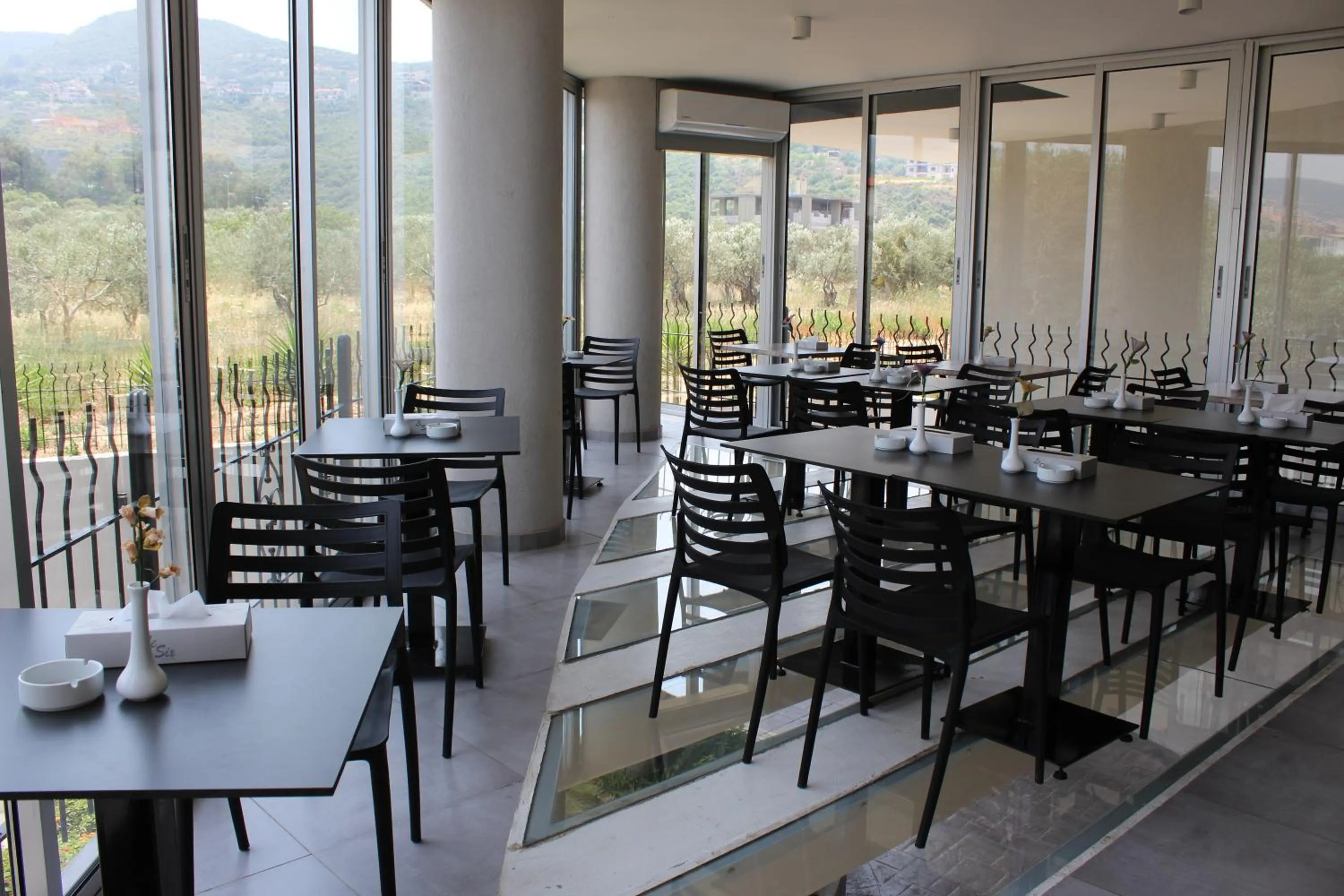 Restaurant/places to eat in Le Six Hotel And Resort
