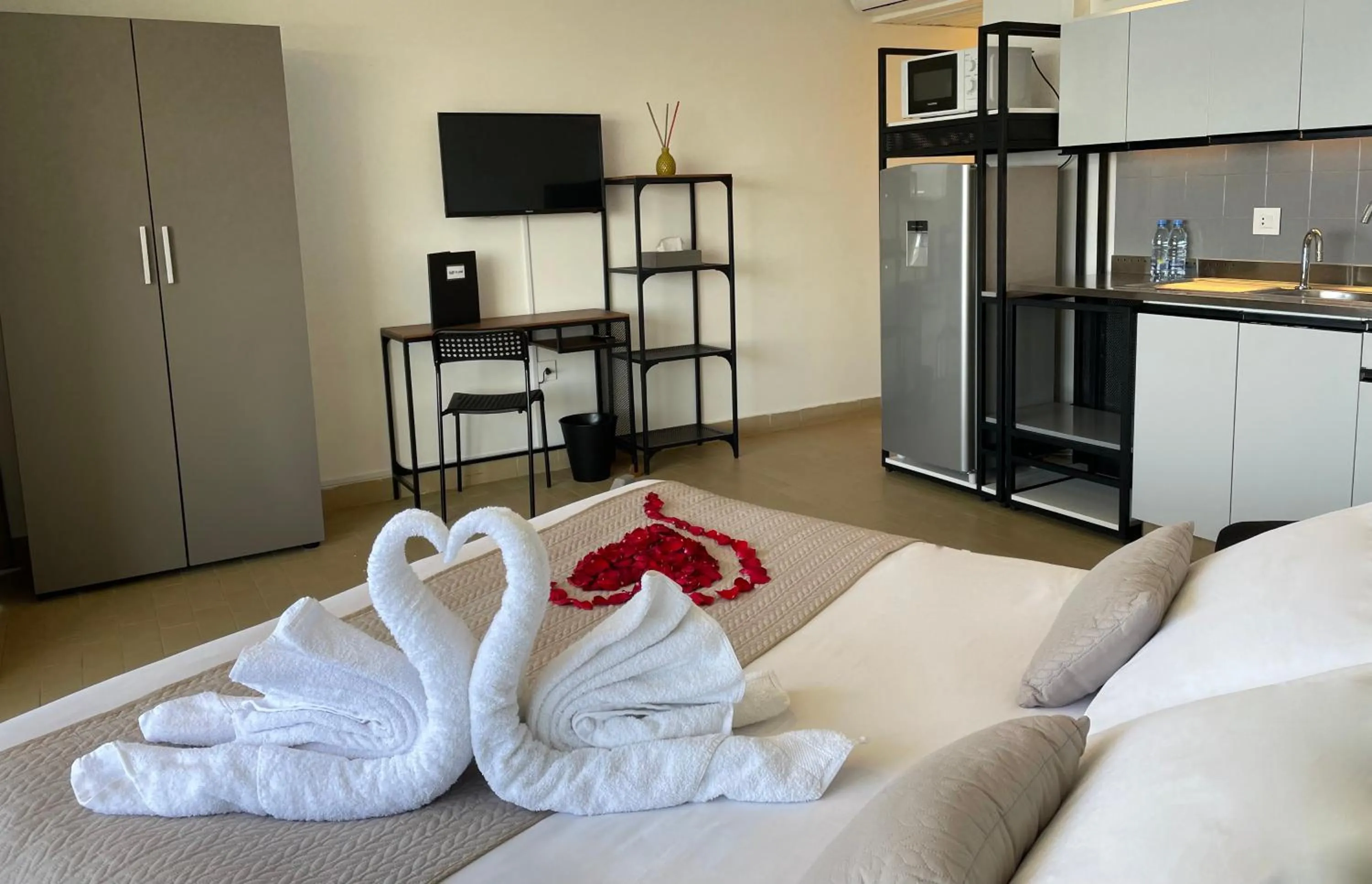 Kitchen or kitchenette, Bed in St Paul Resort