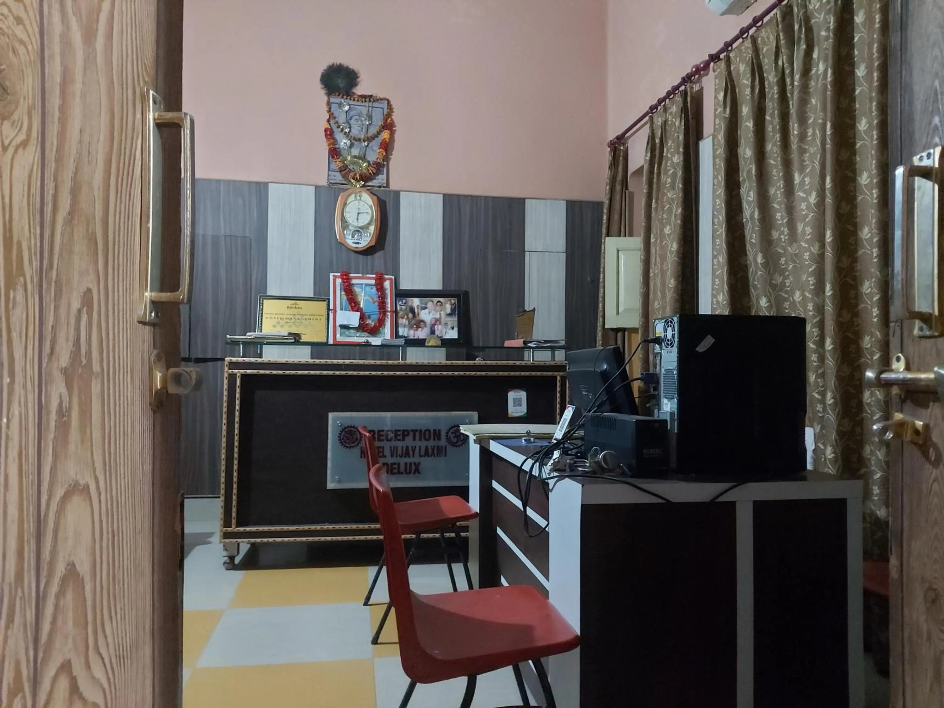 Communal lounge/ TV room in Hotel Vijay laxmi