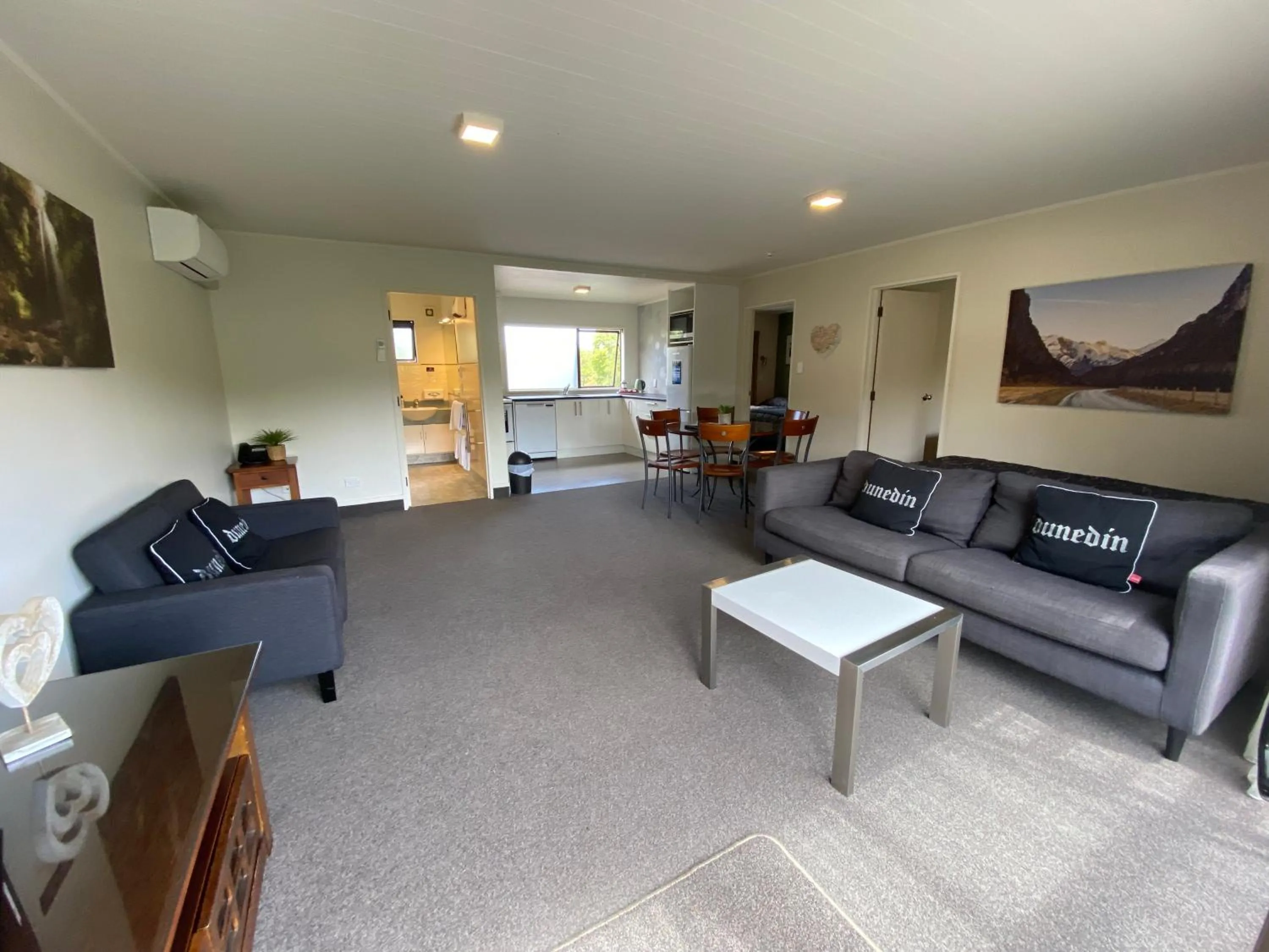 Living room in Commodore Motel