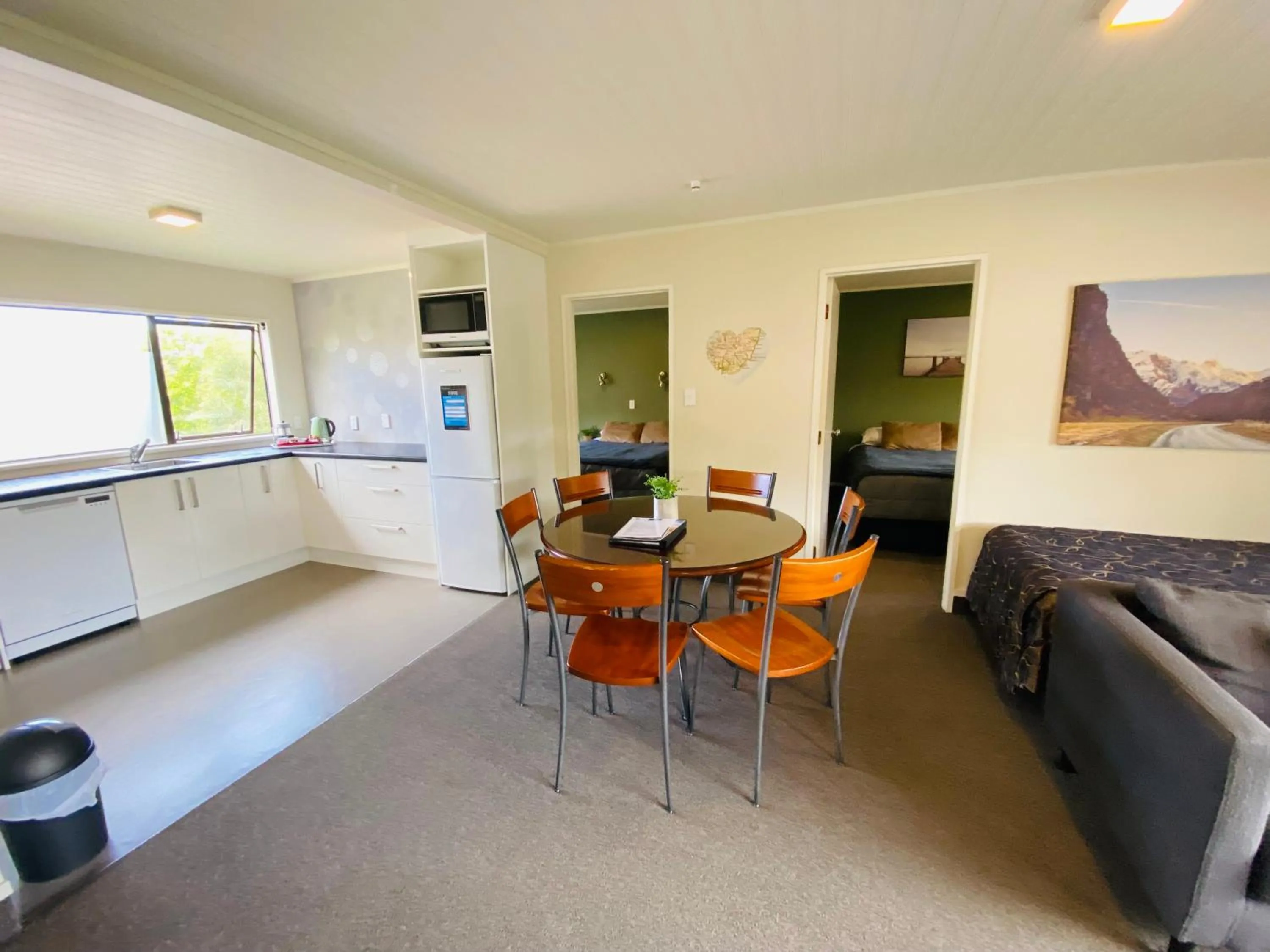 Dining area in Commodore Motel