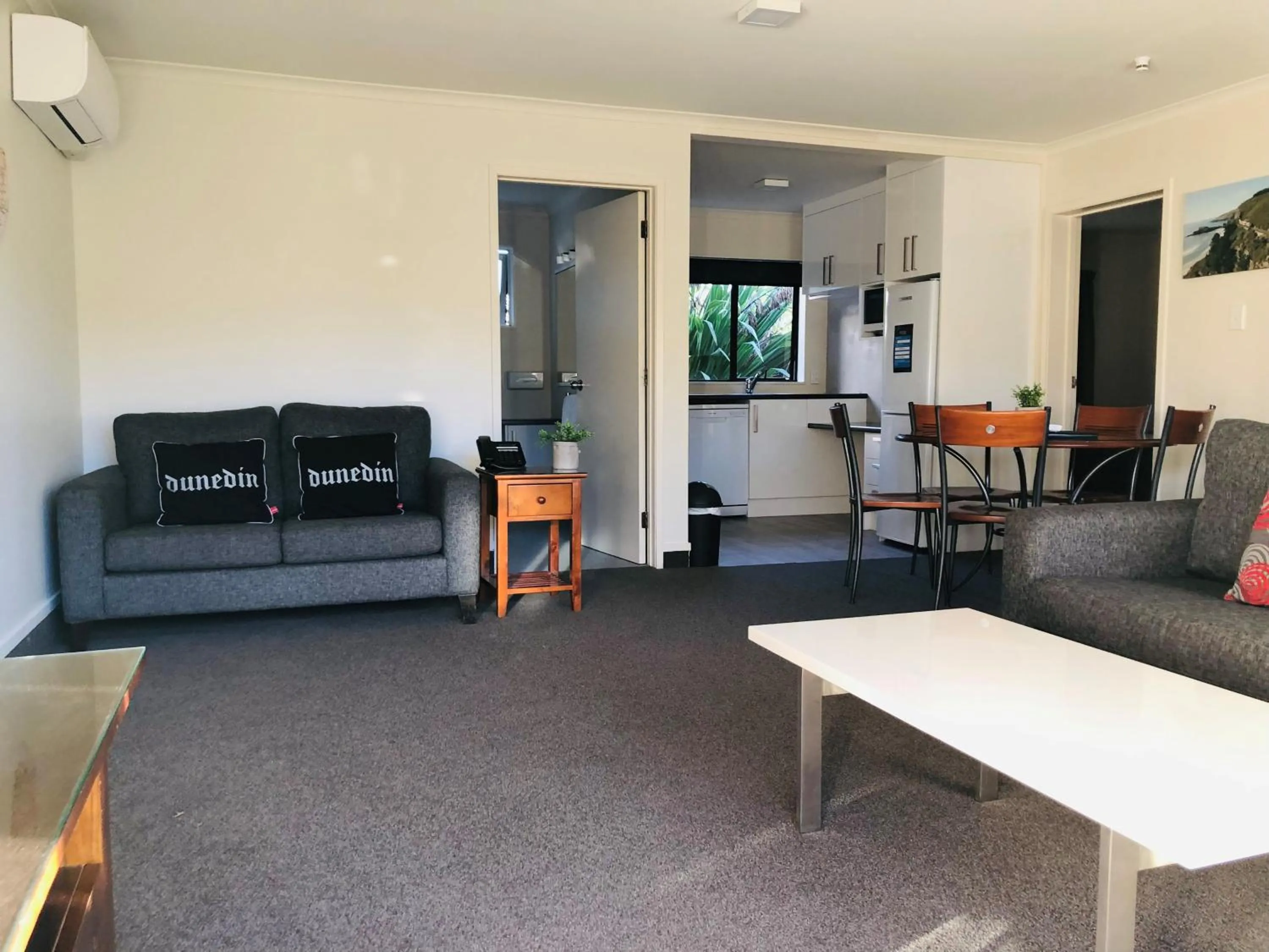 Living room in Commodore Motel