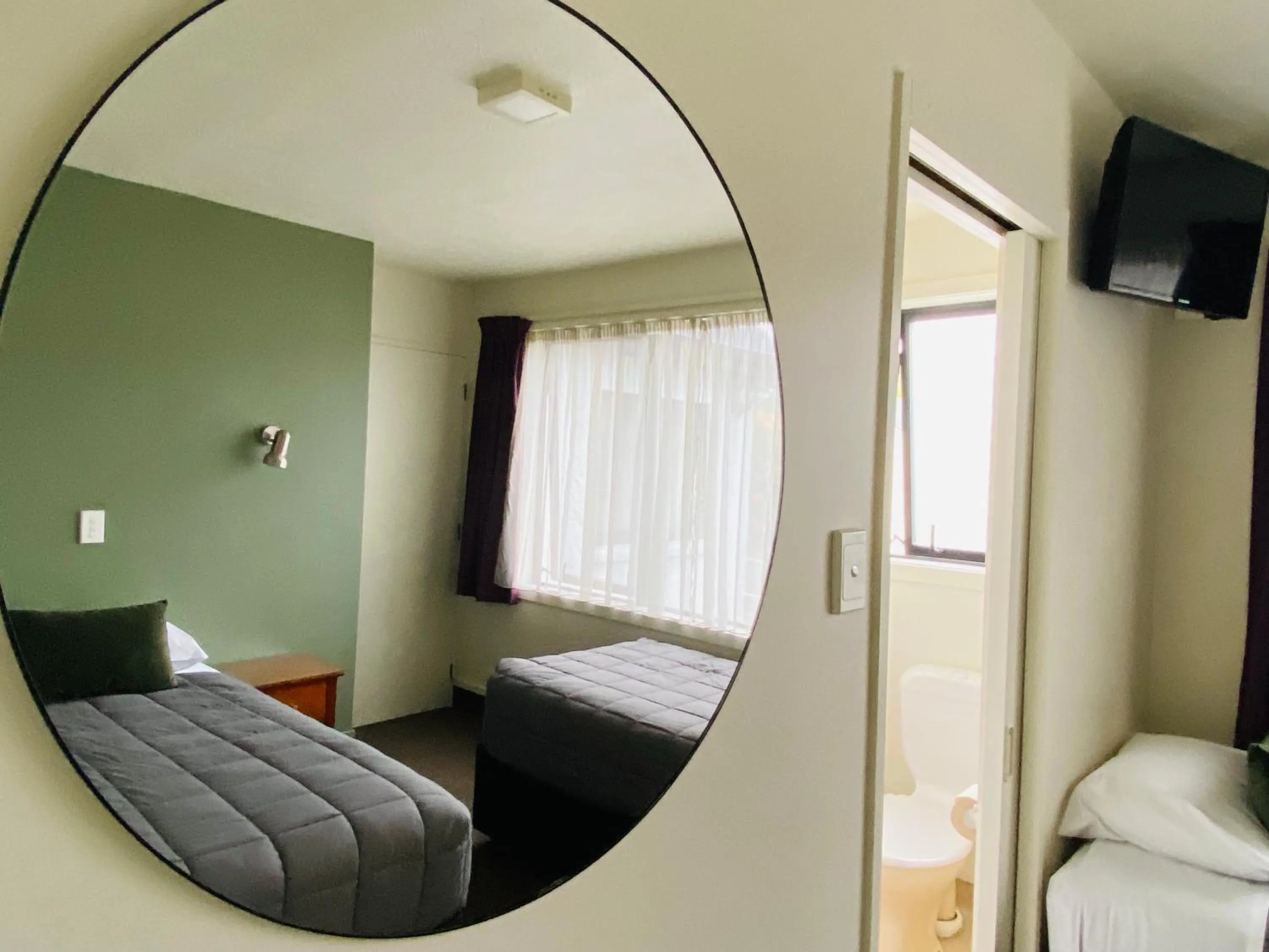 Bedroom, Bed in Commodore Motel