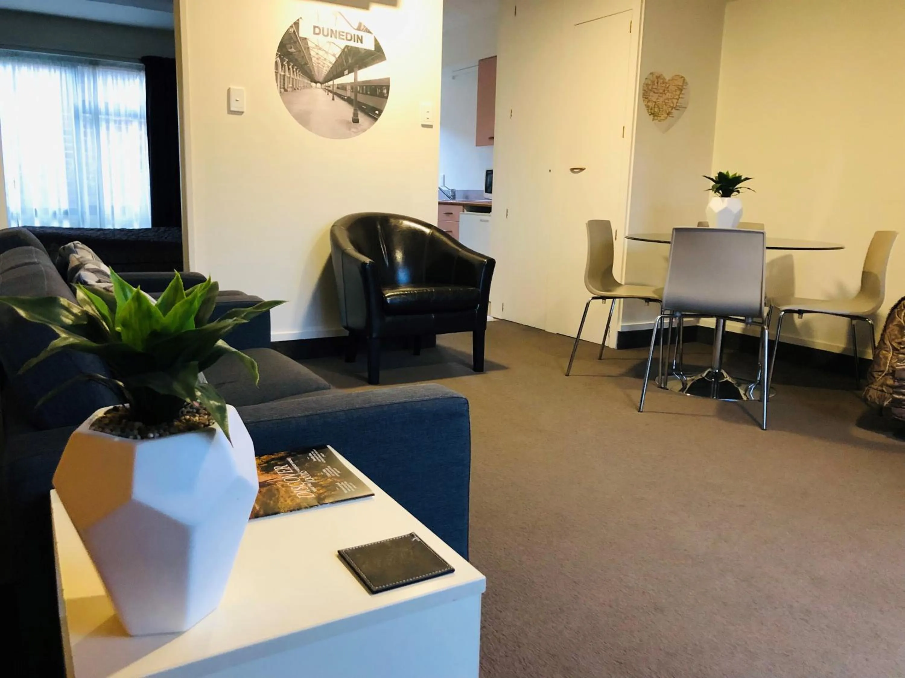 Living room in Commodore Motel