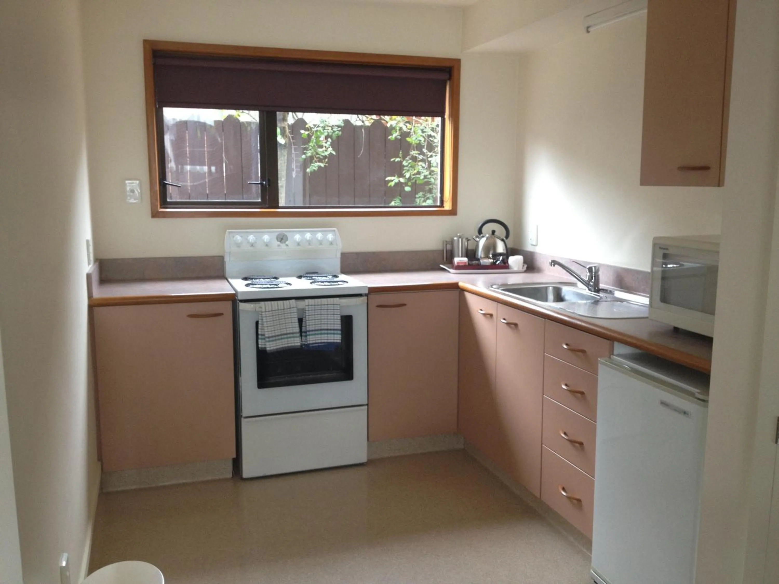 Kitchen or kitchenette in Commodore Motel