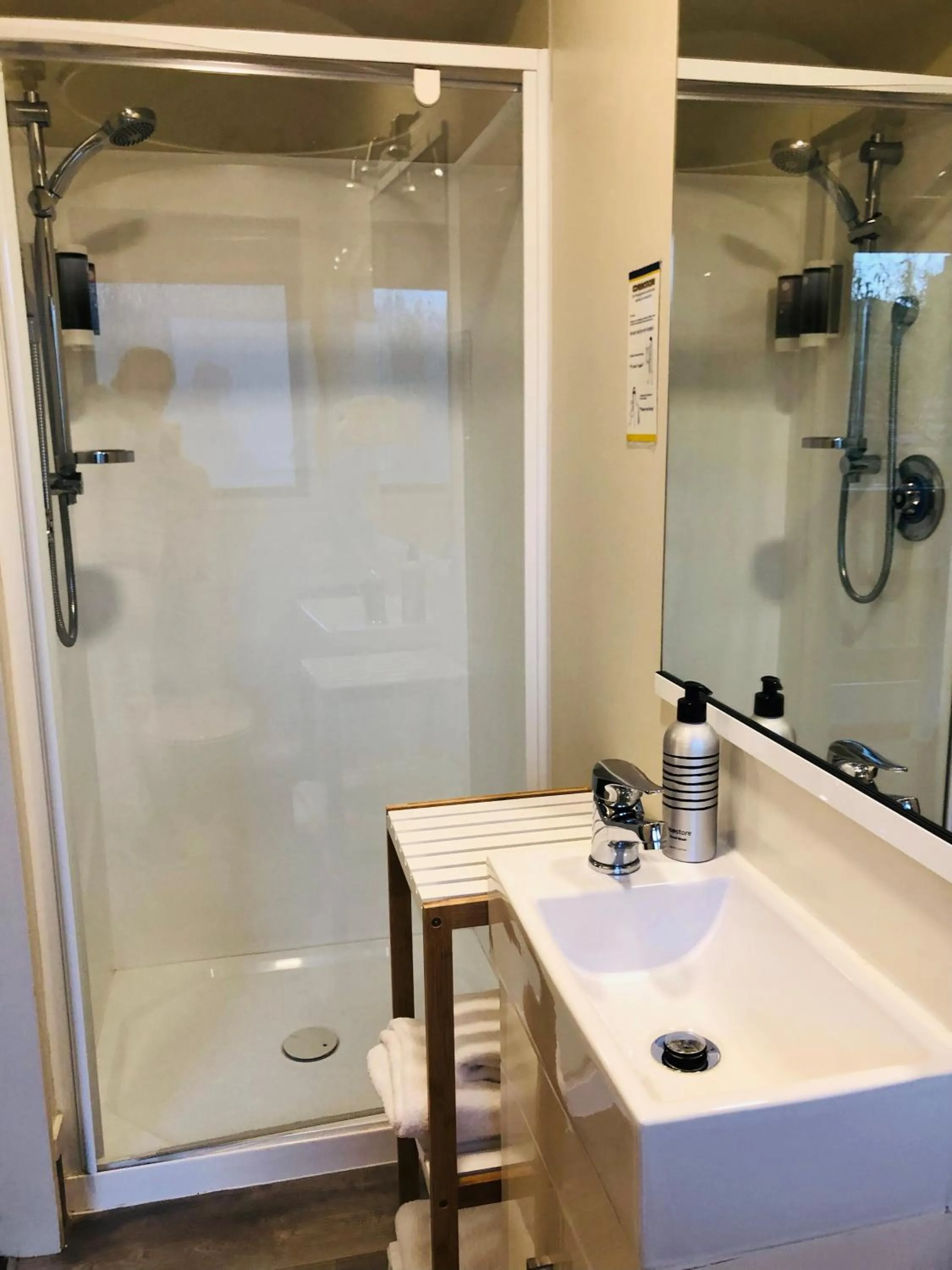 Bathroom in Commodore Motel