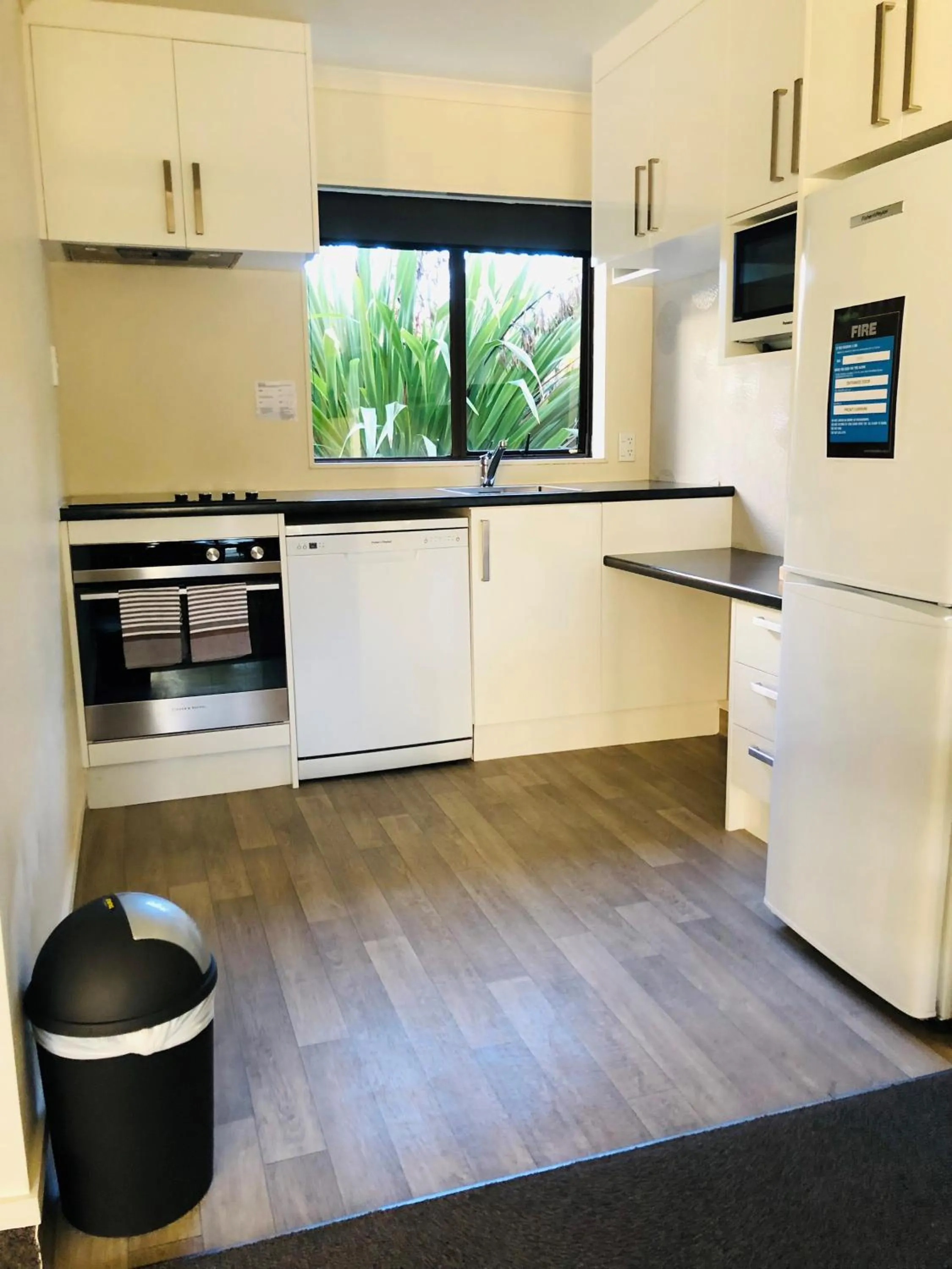 Kitchen or kitchenette in Commodore Motel